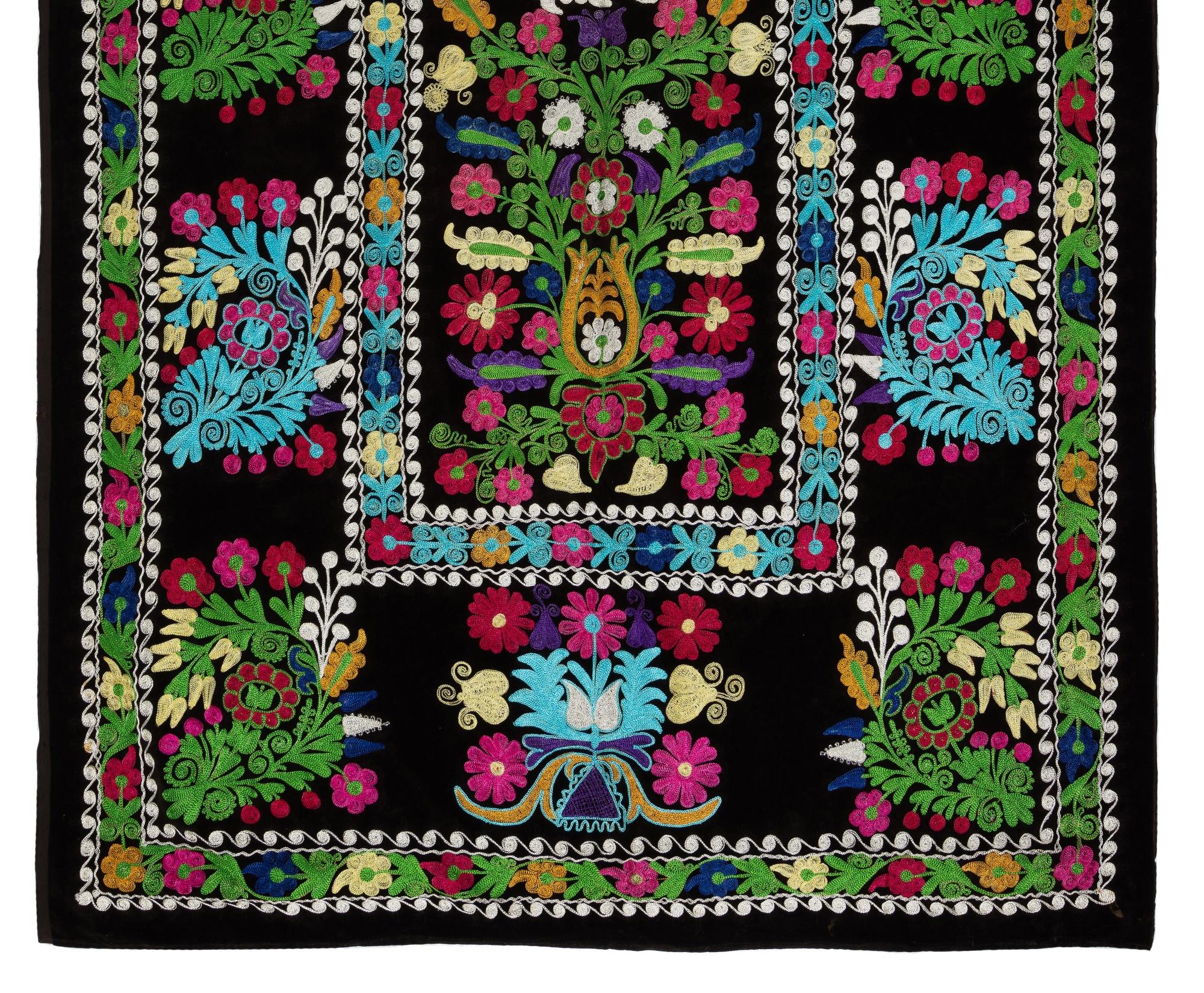 4,6x7,5 Ft Wunderschöner Suzani-Wandbehang mit Seidenstickerei und Nadelspitze (Usbekisch) im Angebot
