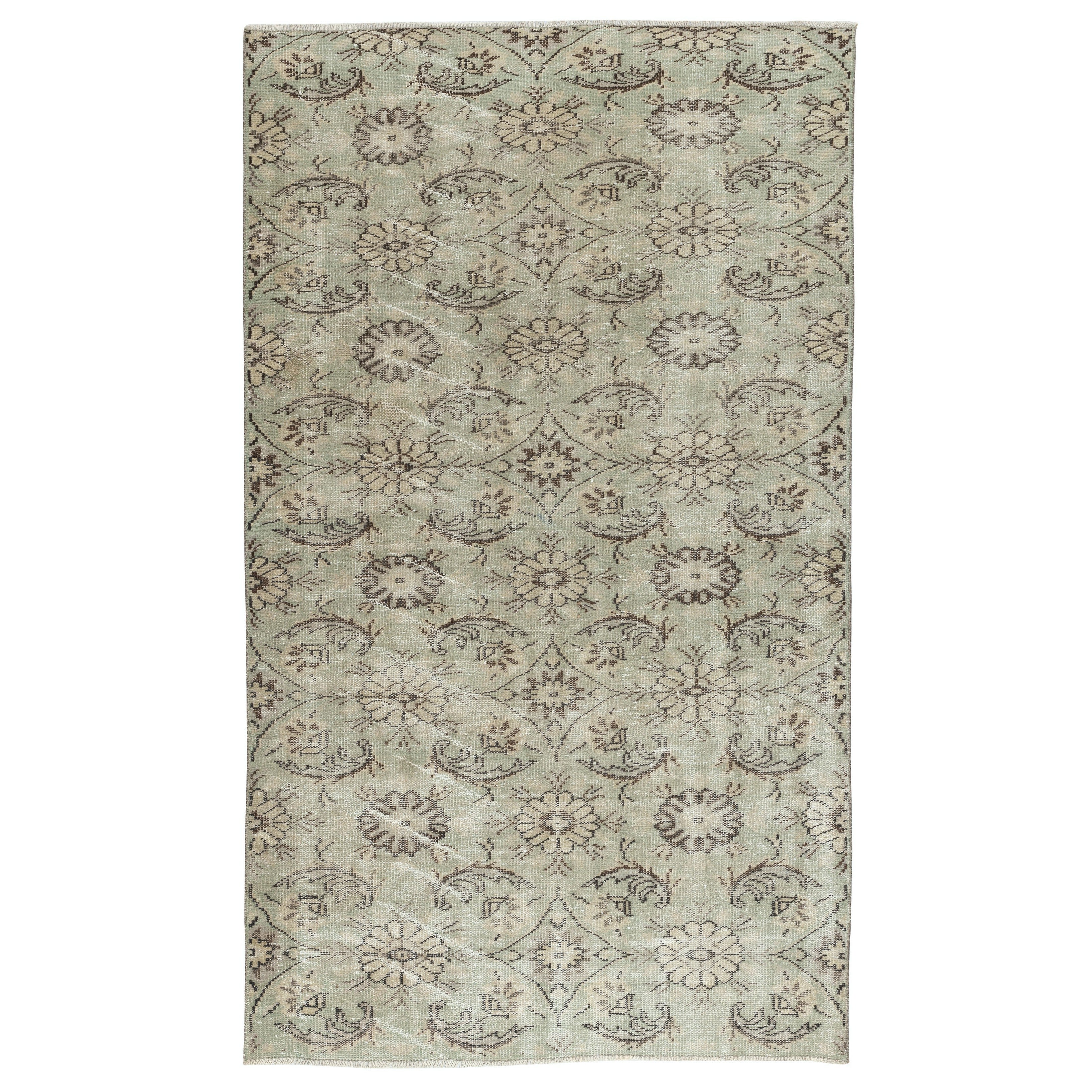 4.6x8 Ft Hand-Knotted Floral Design Turkish Rug for Rustic Farmhouse Interiors (Tapis turc à motifs floraux noués à la main pour un intérieur rustique)
