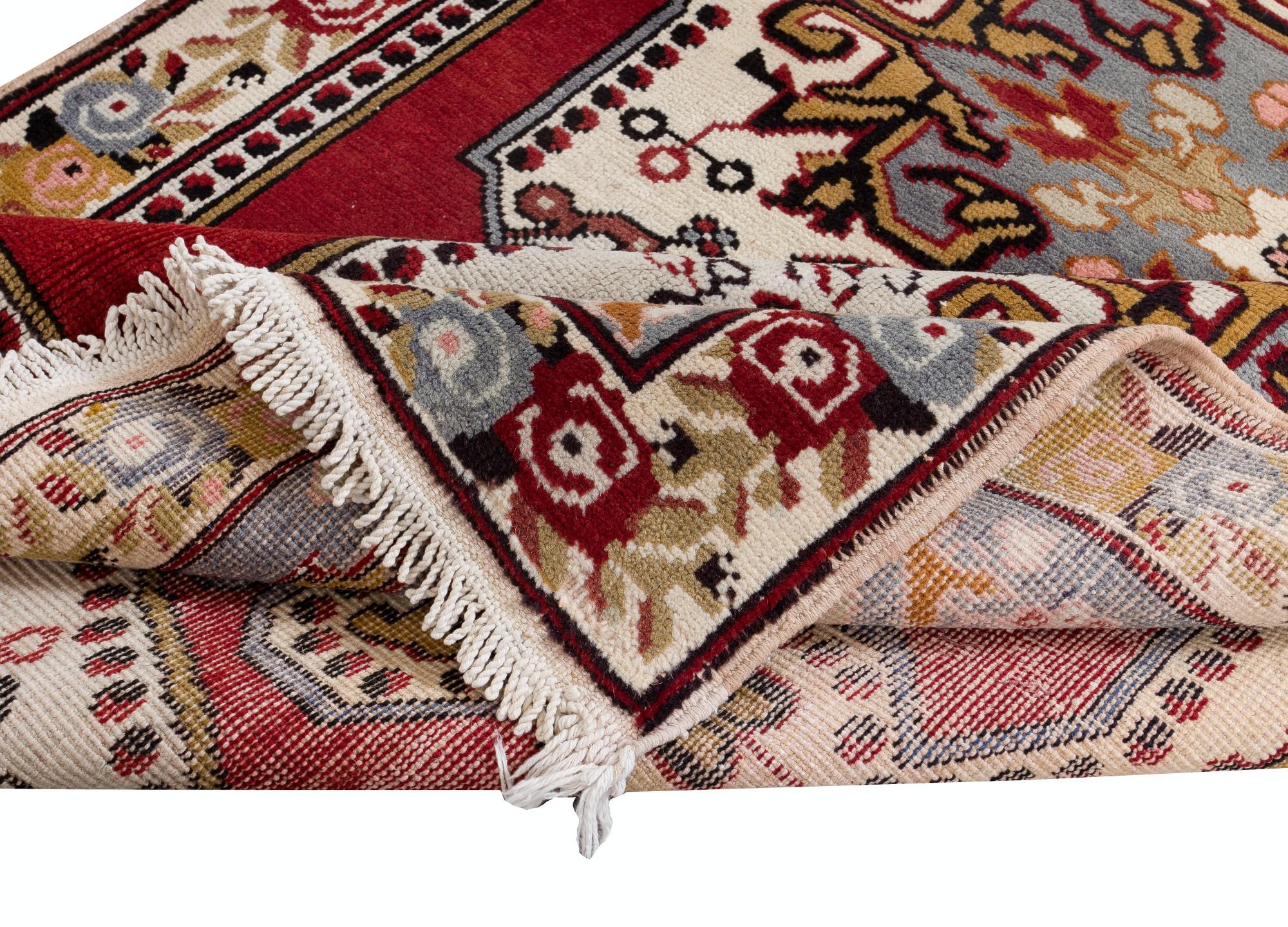 Tribal 4.6x8 Ft Traditional Oriental Rug in Burgundy Red, 1960s Handmade Turkish Carpet (Tapis turc fait à la main) en vente