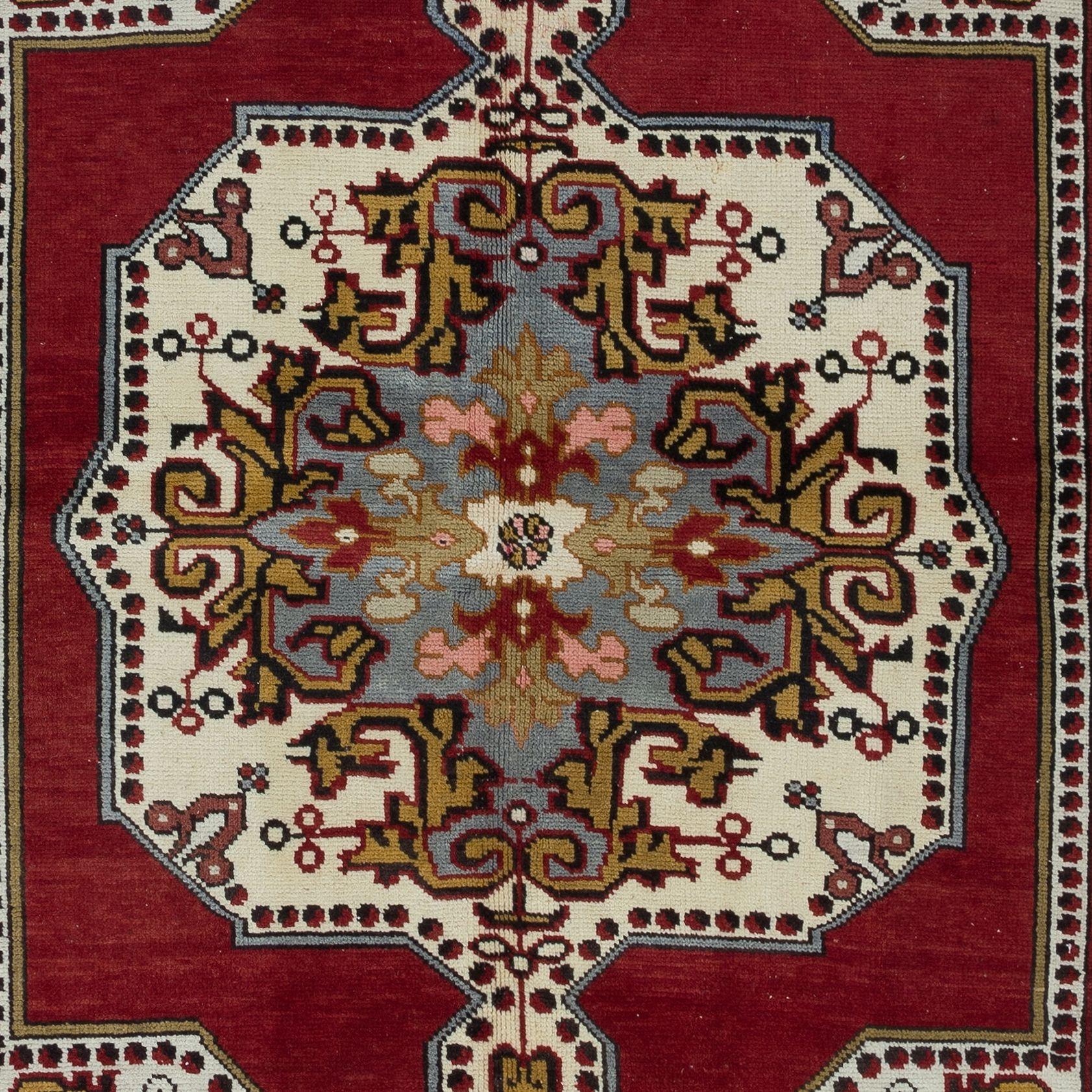Noué à la main 4.6x8 Ft Traditional Oriental Rug in Burgundy Red, 1960s Handmade Turkish Carpet (Tapis turc fait à la main) en vente