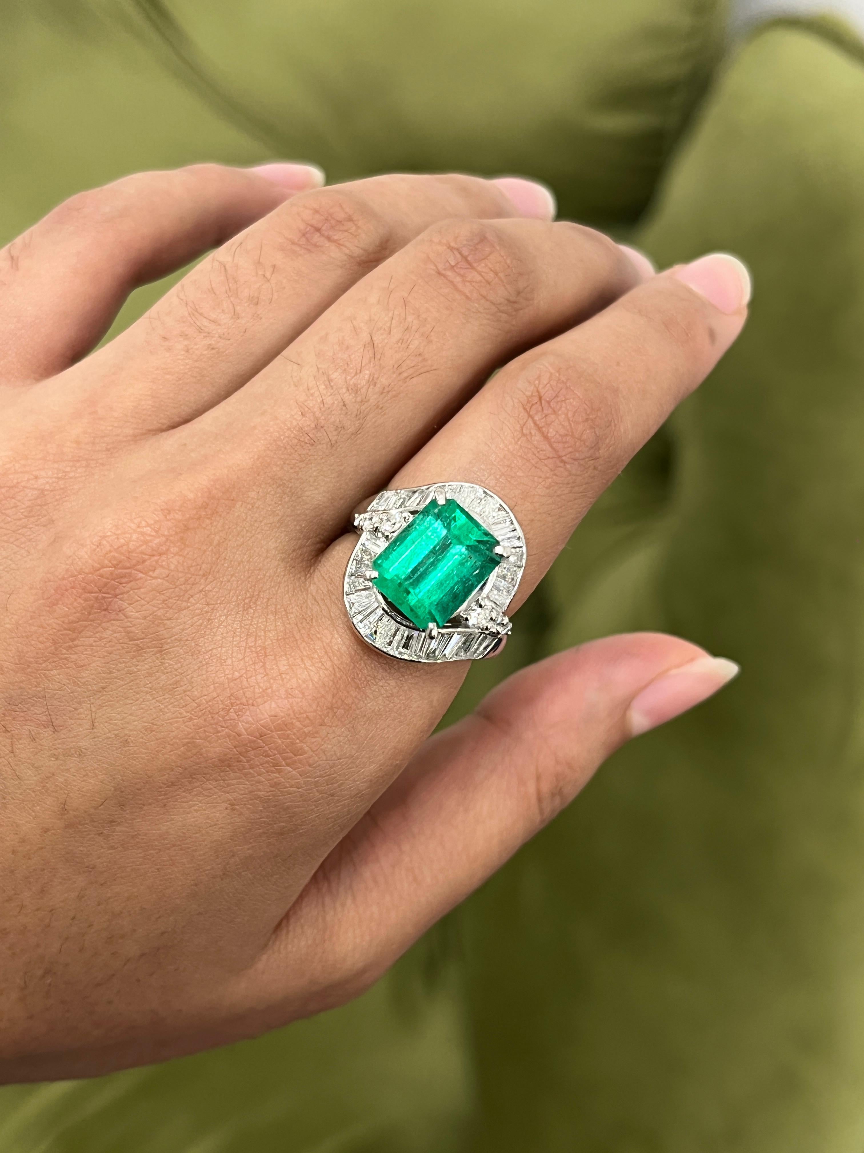 Dieser kühne, strahlende und exquisit gestaltete 4,70-Karat-Smaragd-Cocktailring ist ein Meisterwerk von raffiniertem Luxus und zeitlosem Charme.
Der lebendige Smaragd ist in 9,96 Gramm poliertem PT900-Platin gefasst und besticht durch seinen satten