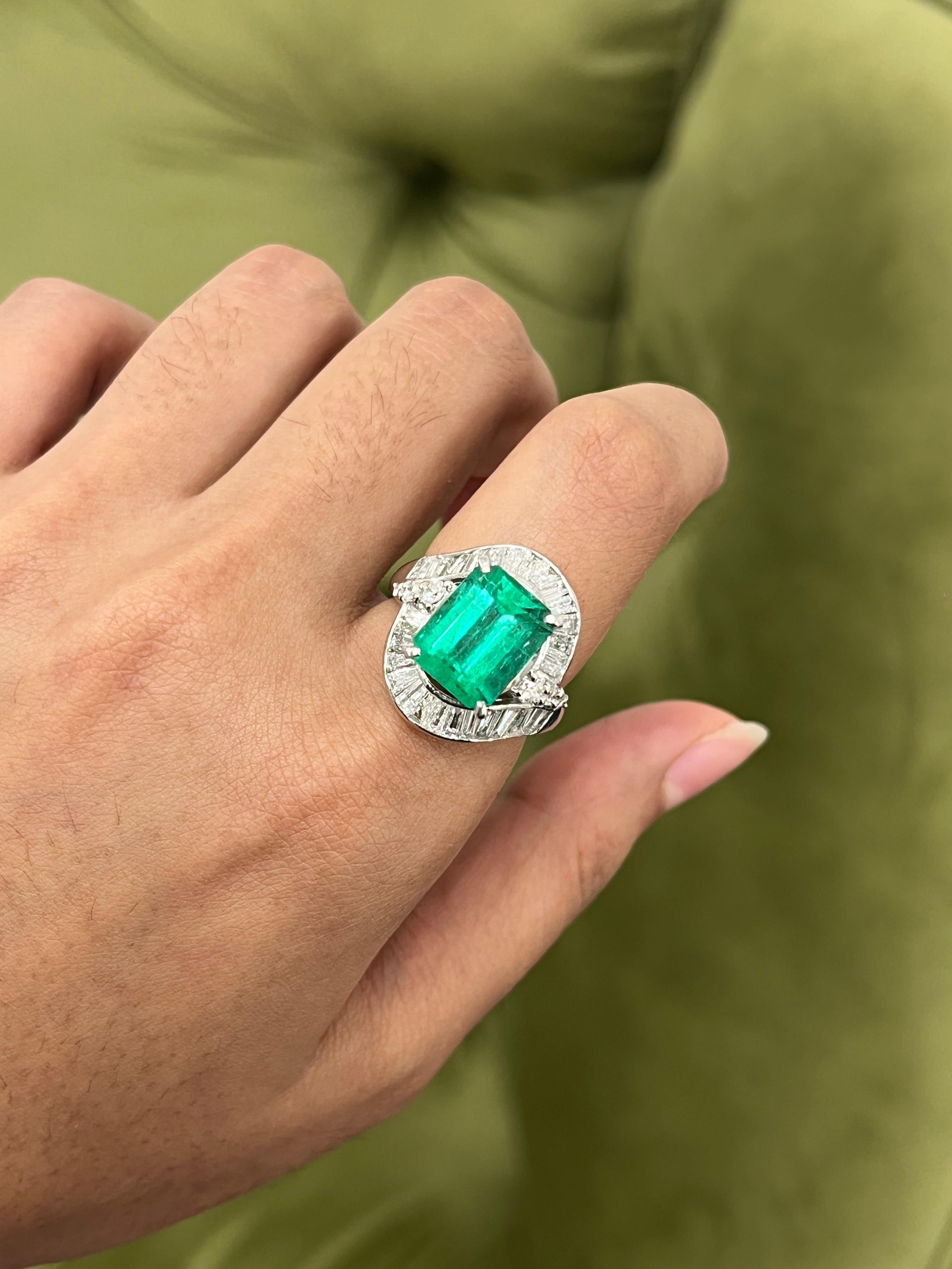 4,7 Karat Smaragd-Cocktailring in PT900 (Art déco) im Angebot