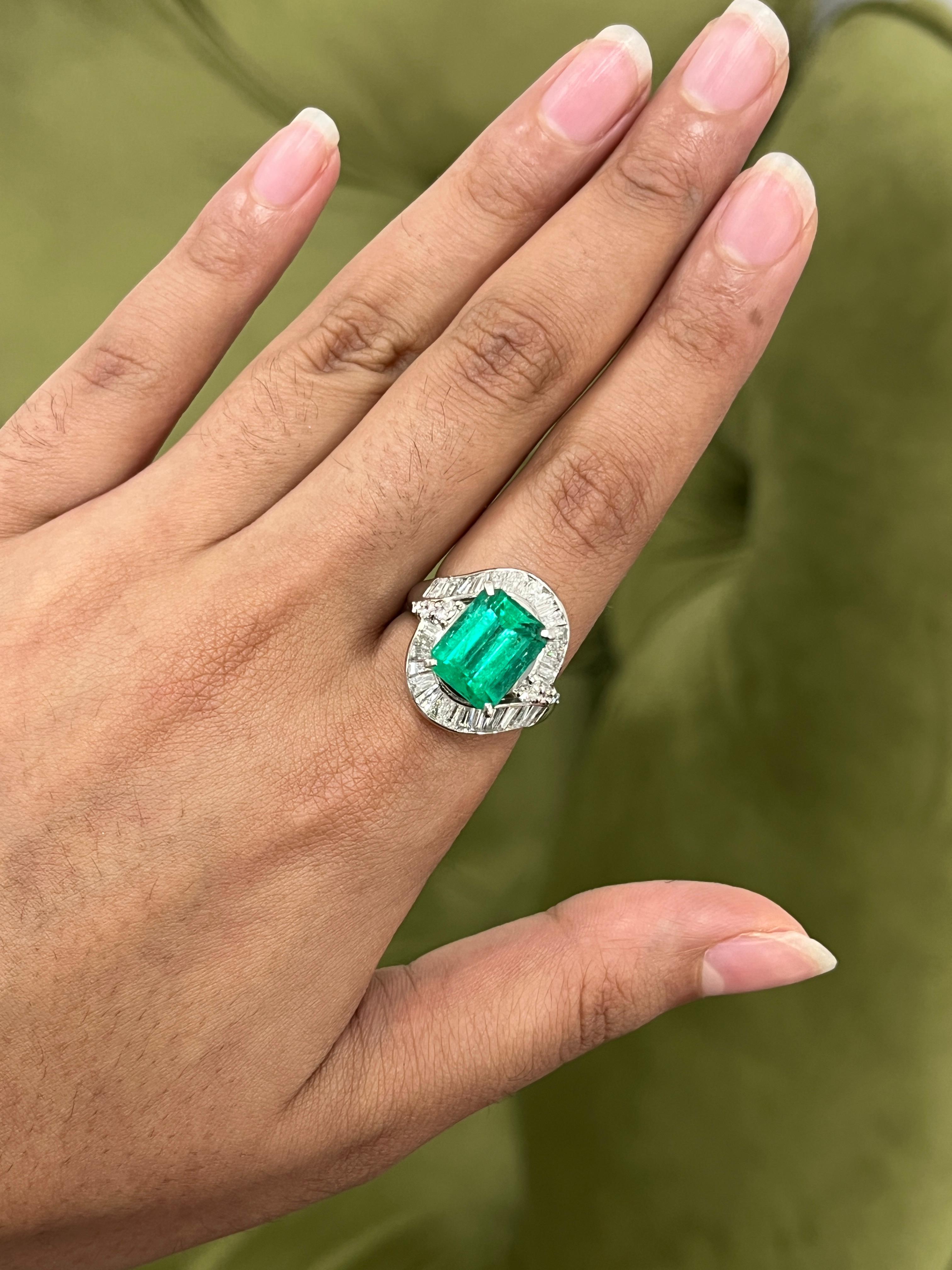 4,7 Karat Smaragd-Cocktailring in PT900 (Smaragdschliff) im Angebot