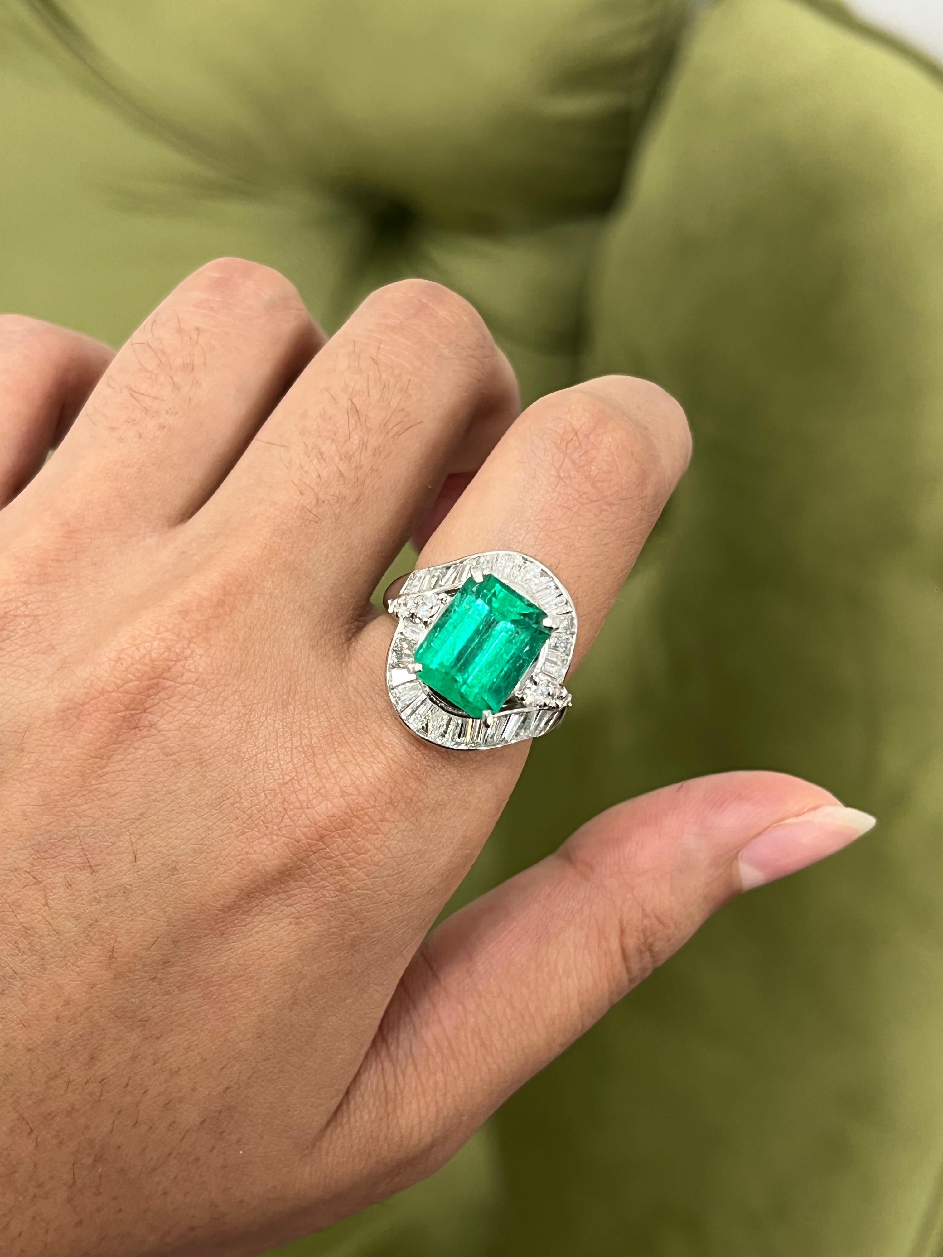 4,7 Karat Smaragd-Cocktailring in PT900 im Zustand „Neu“ im Angebot in Bangkok, TH