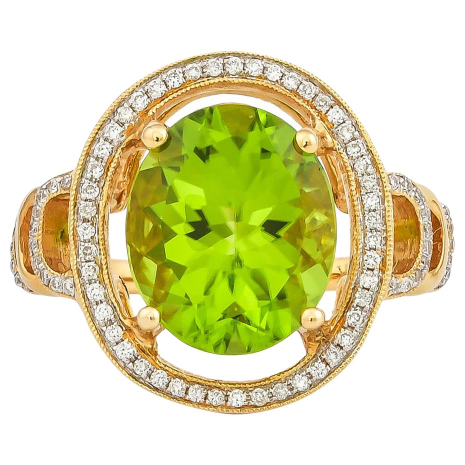 Ring aus 18 Karat Gelbgold mit 4,7 Karat Peridot und Diamant im Angebot
