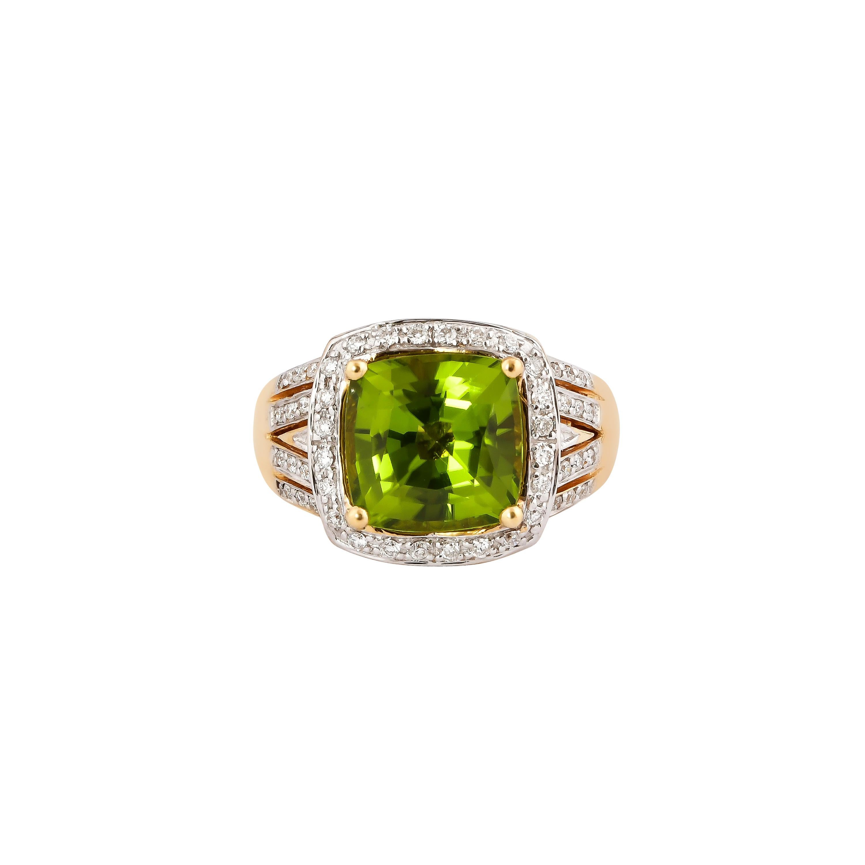 Contemporary 4.7 Carat Peridot with Diamond Ring in 18 Karat Yellow Gold For Sale