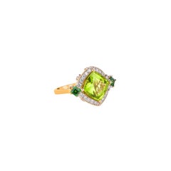 Sunita Nahata Peridot 4.70ct. Fancy Ring aus 18KYG mit Tsavorit und Diamant.