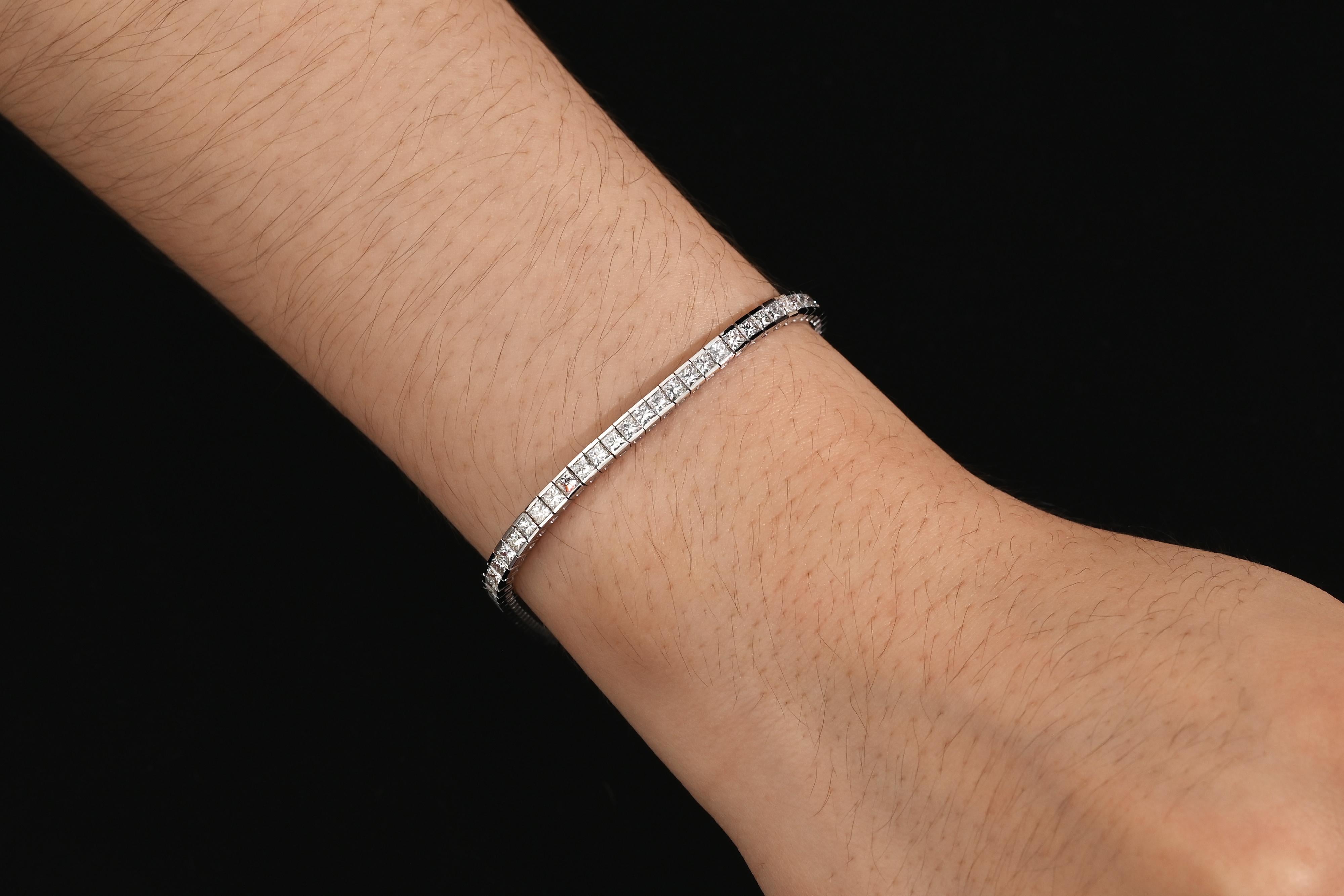 Diamant Halb Lünette Channel Set Tennisarmband. 

Dieses Unisex-Tennisarmband ist mit 80 weißen Diamanten im Prinzessinnenschliff besetzt. Die Diamanten haben ein Gesamtkaratgewicht von 4,70. Dieses Armband hat eine Halbkugel- und Kanalfassung und