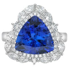 Sunita Nahata tanzanite 4.70 carats. Bague en or blanc 18 carats avec diamant blanc.
