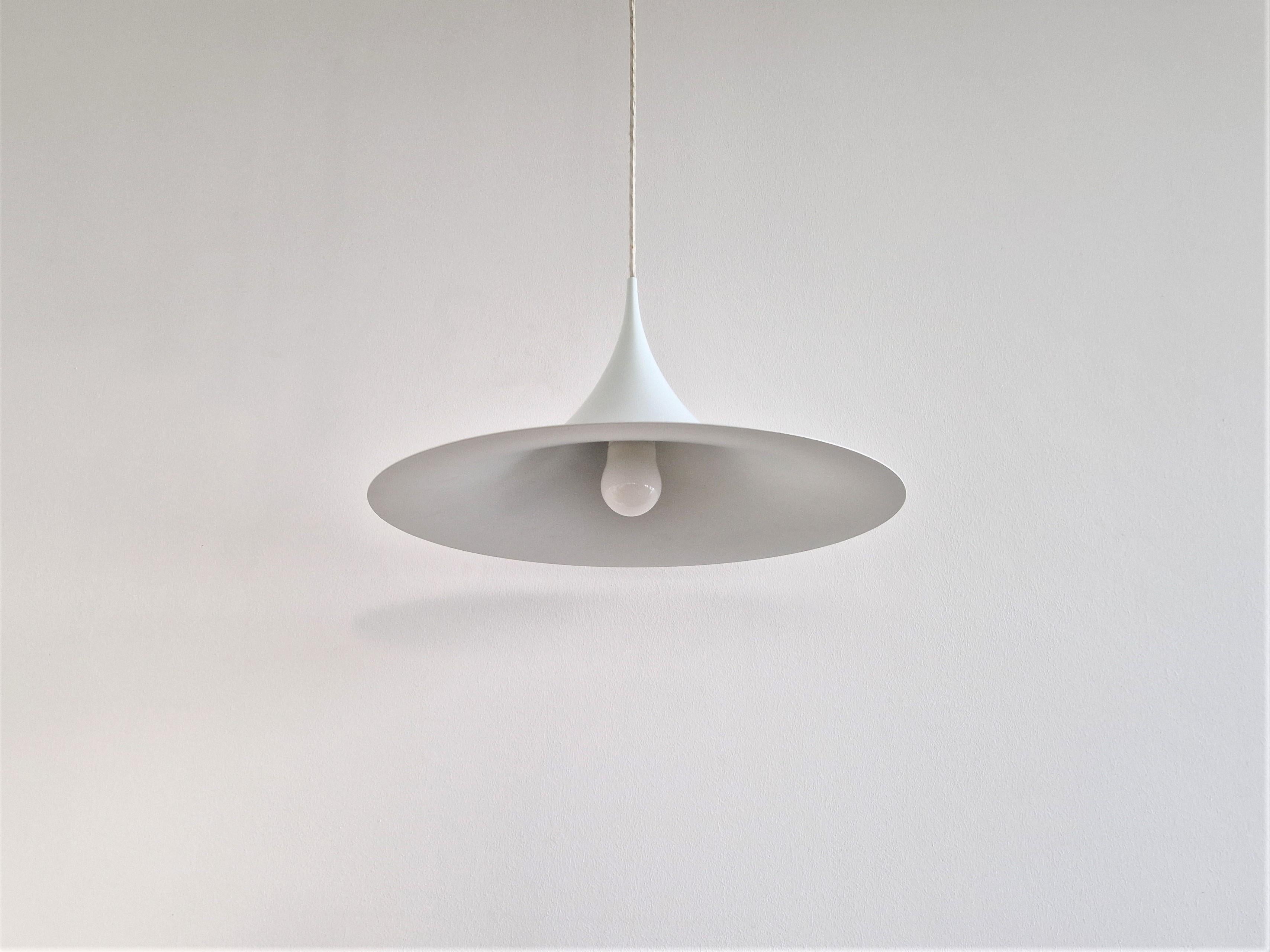 Mid-Century Modern Lampe semi- suspendue blanche de Bonderup & Torsten Thorup pour F&M en vente