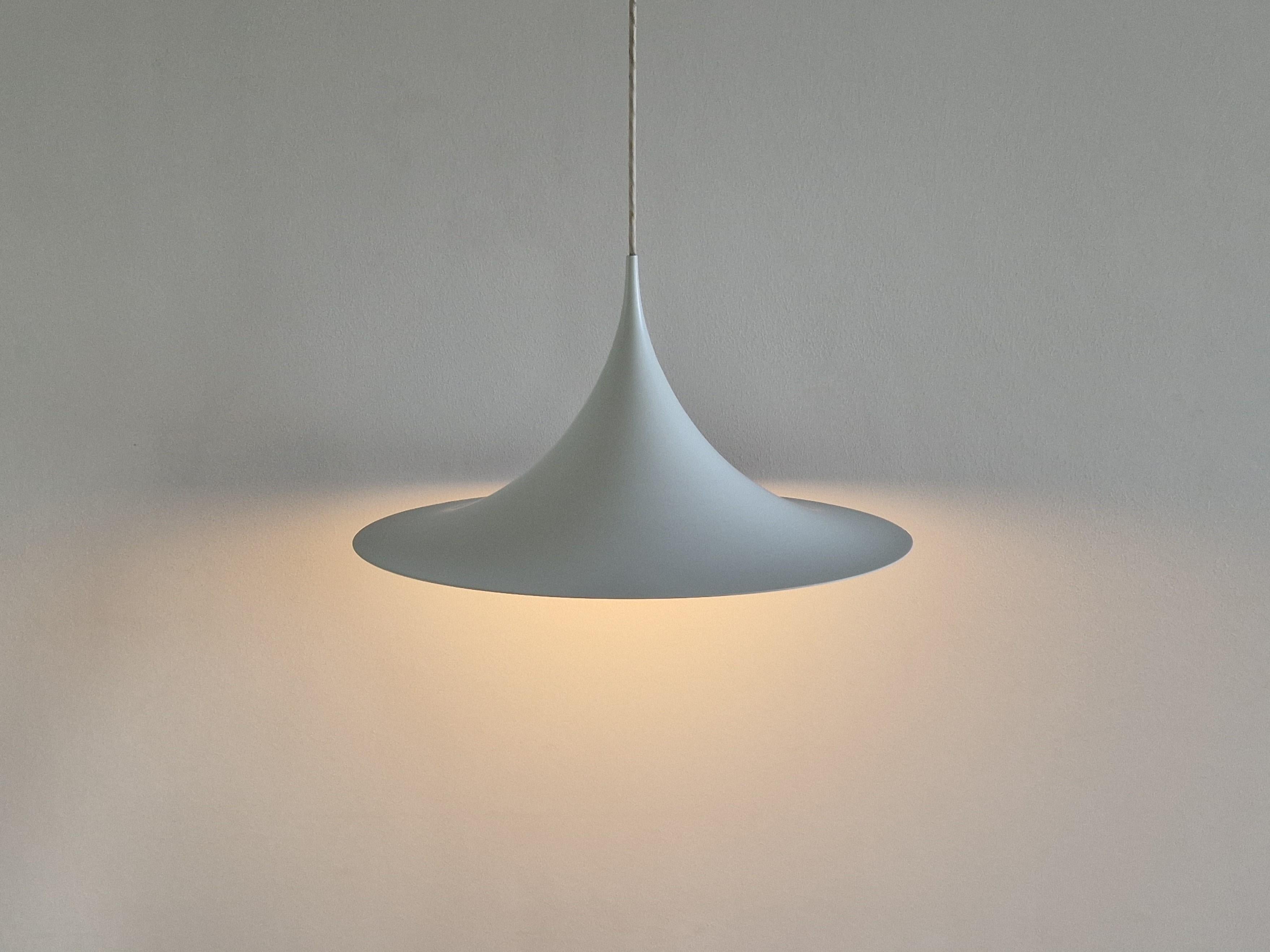 Milieu du XXe siècle Lampe semi- suspendue blanche de Bonderup & Torsten Thorup pour F&M en vente
