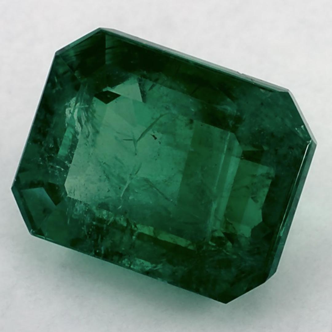 Con un vibrante tono verde, la piedra de nacimiento de mayo es un símbolo del renovado crecimiento primaveral. 
Explora la vibrante colección de esmeraldas, rubíes y zafiros de nuestra tienda, disponibles como gemas sueltas y combinadas con nuestra