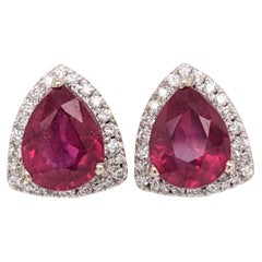 Clous d'oreilles rubis de 4,7 carats en or blanc massif 14 carats avec accents de diamants poire 9 x 7 mm