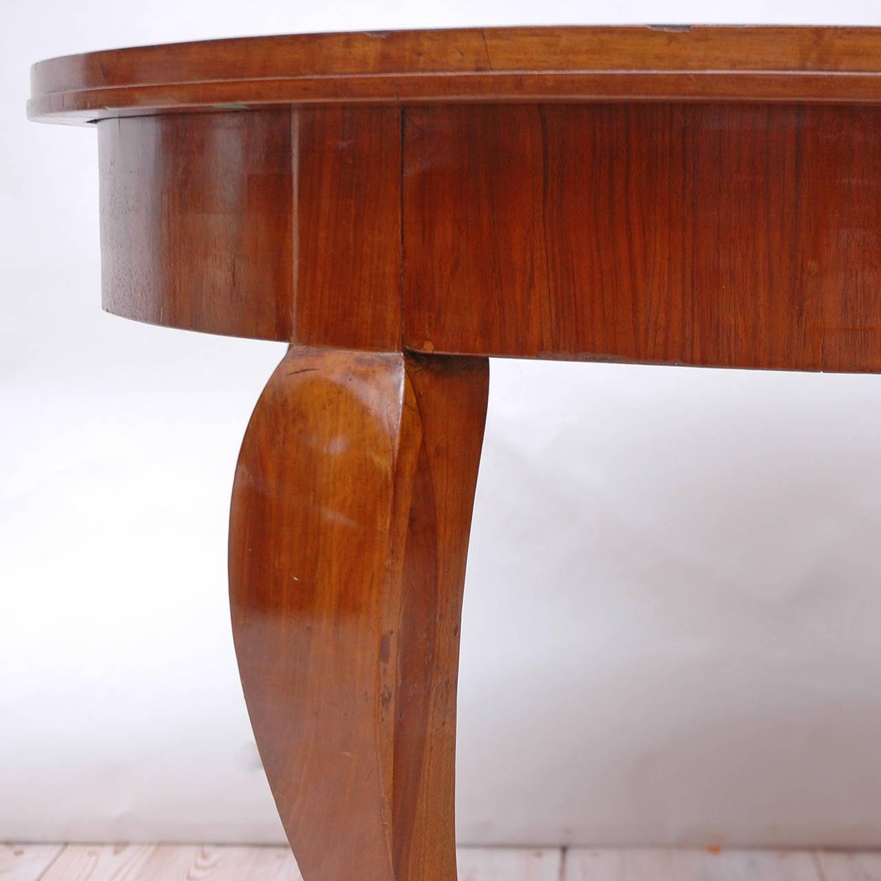 Antique French Art Deco Round Dining or Center Table with Figured Walnut Top In Good Condition For Sale In Miami, FL