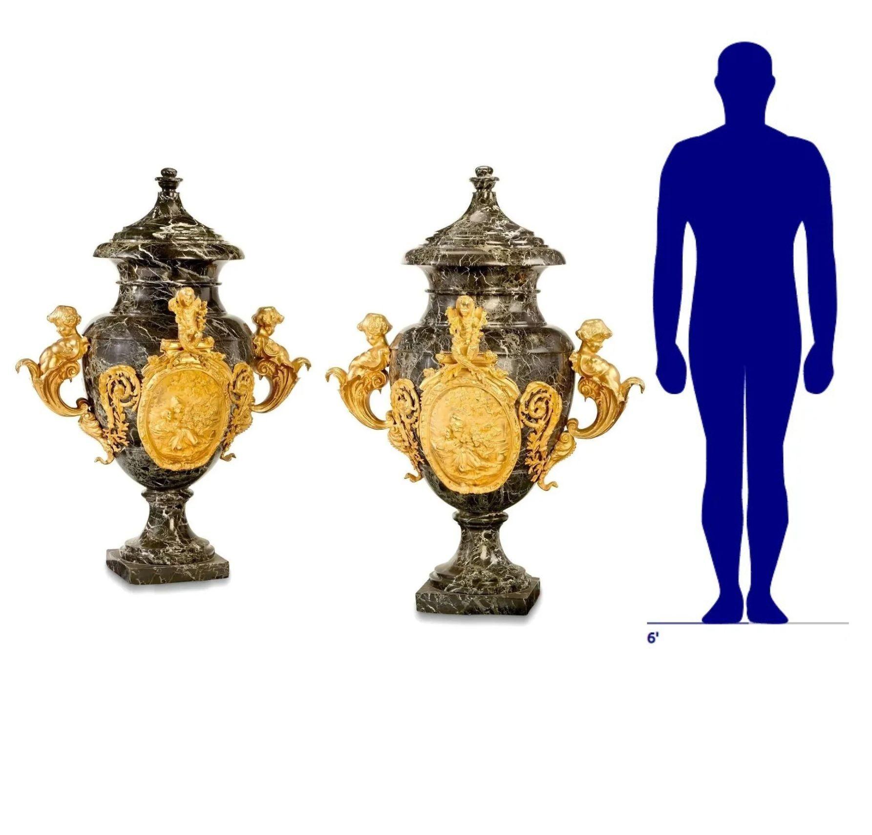 Pareja de urnas de suelo de mármol y bronce dorado, finales del siglo XIX

Al estilo de la Rusia Imperial, un par de urnas de mármol negro ornamentadas con figuras de putti de bronce dorado
2 piezas

Dimensiones

55
