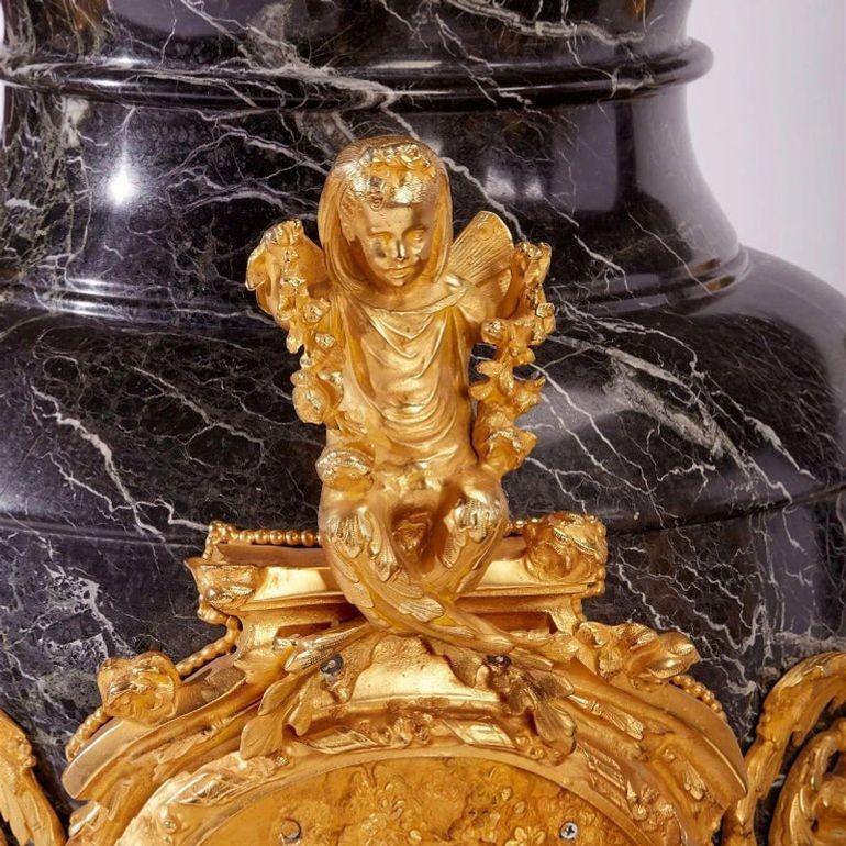 Enorme y hermosa pareja de urnas de suelo de mármol dorado y bronce de finales del siglo XIX, de 1,2 m de altura Bronce en venta