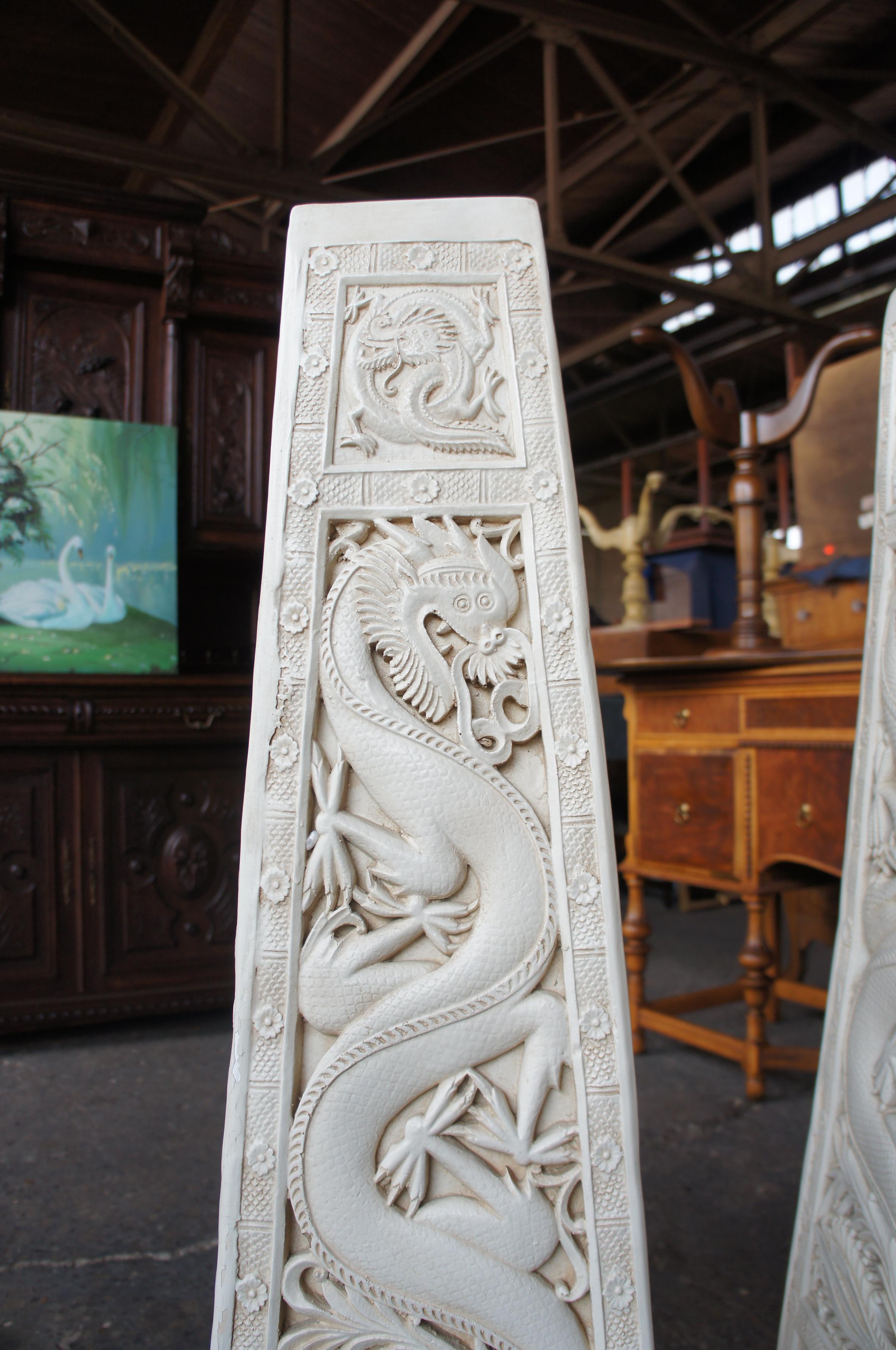 2 Chalkware Chinoiserie-Säulen-Pflanzgefäßständer mit Drachensockeln, Anne Jo Oriental 48