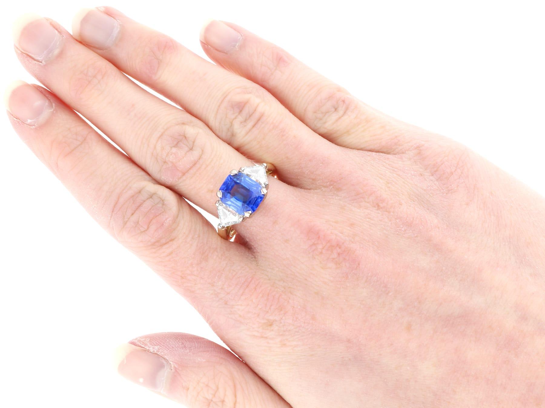 Bague trilogie en or jaune 18 carats, saphir de Ceylan de 4,70 carats et diamant de 1,34 carat 2004 en vente 5