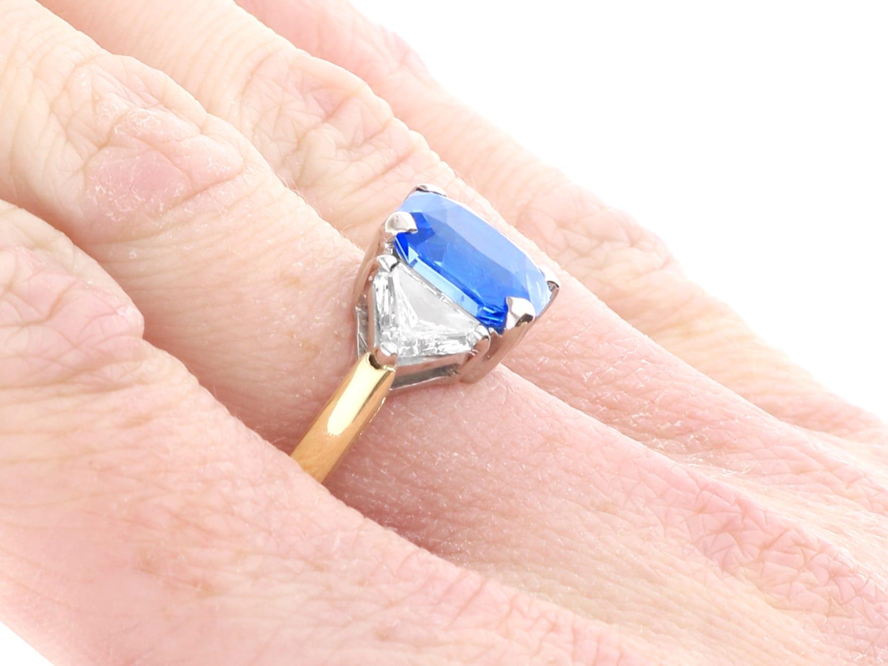 Bague trilogie en or jaune 18 carats, saphir de Ceylan de 4,70 carats et diamant de 1,34 carat 2004 en vente 6