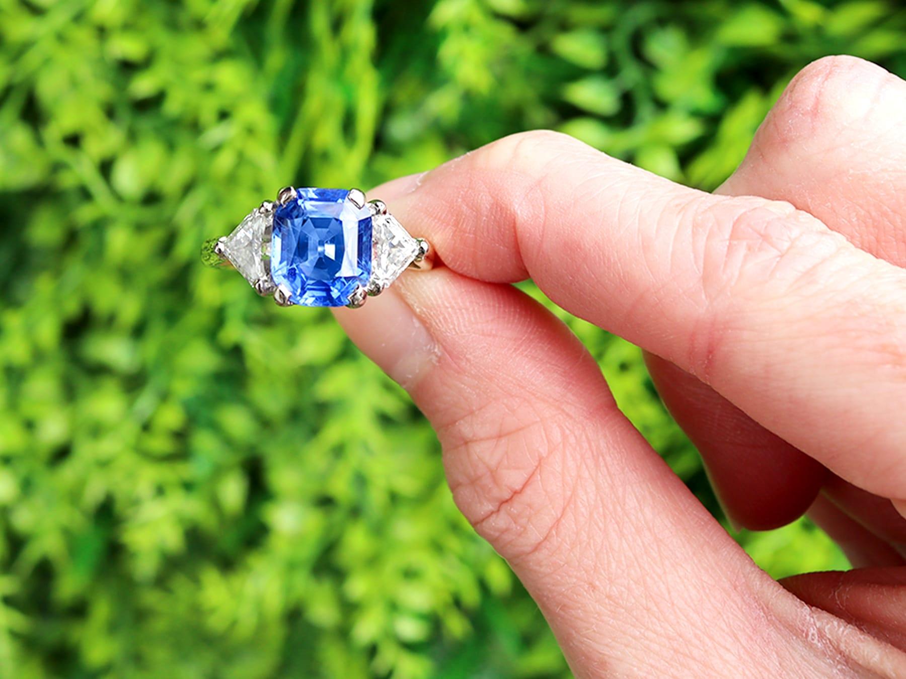 Cette magnifique et impressionnante bague trilogie contemporaine en or jaune 18 carats et or blanc 18 carats, composée d'un saphir de Ceylan de 4,70 ct et d'un diamant de 1,34 ct, vient s'ajouter à notre collection de bagues de fiançailles trilogie
