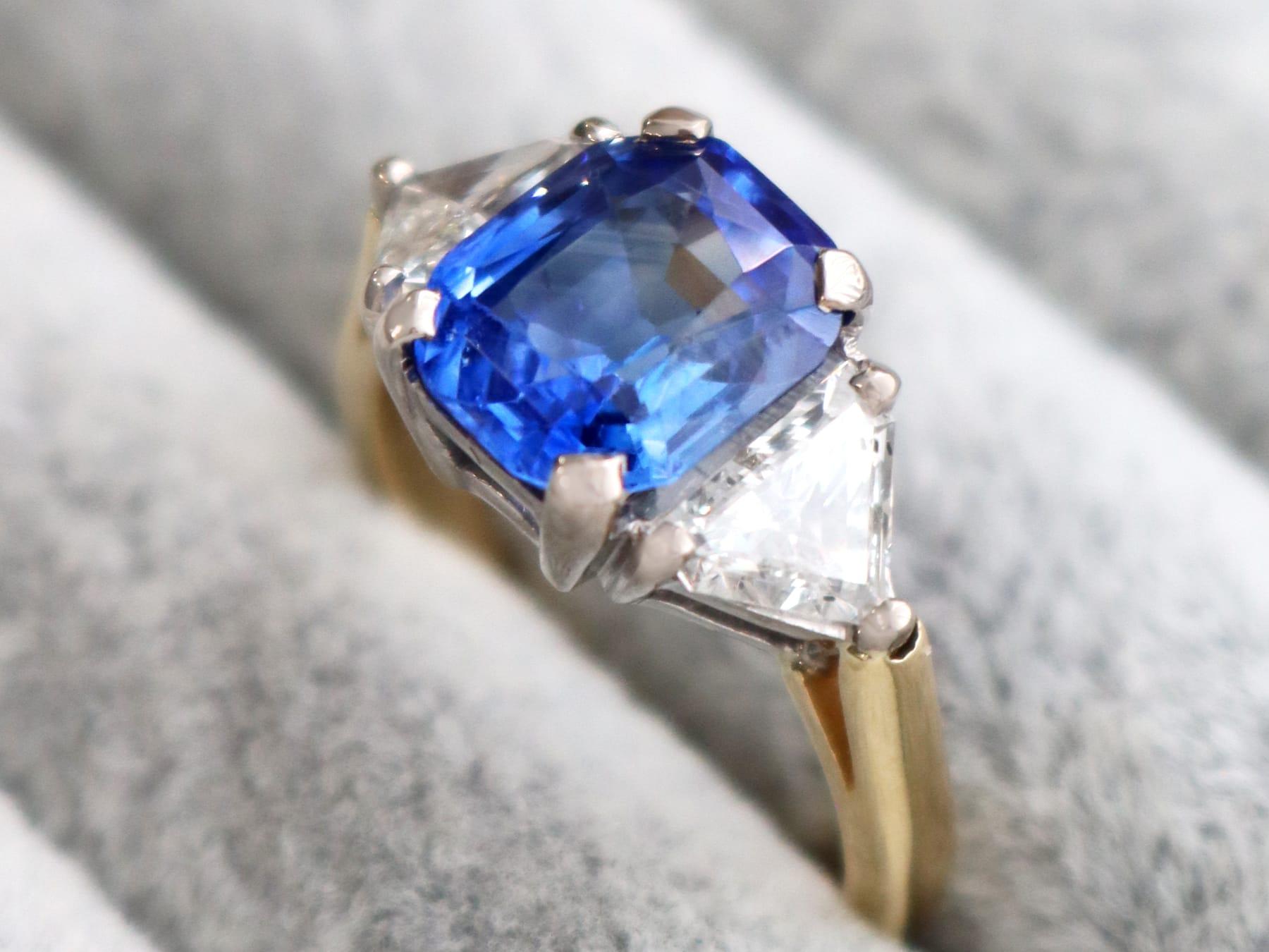 Bague trilogie en or jaune 18 carats, saphir de Ceylan de 4,70 carats et diamant de 1,34 carat 2004 Excellent état - En vente à Jesmond, Newcastle Upon Tyne