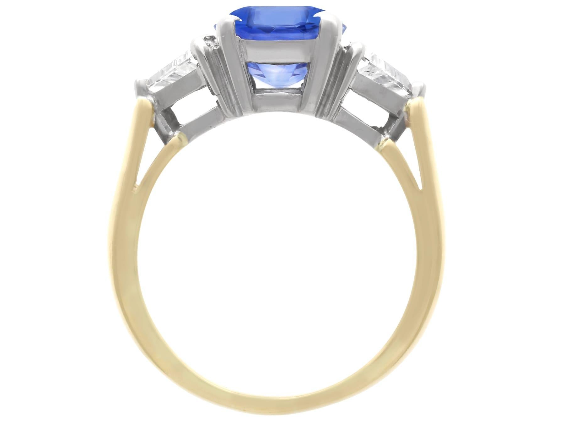 Bague trilogie en or jaune 18 carats, saphir de Ceylan de 4,70 carats et diamant de 1,34 carat 2004 en vente 3