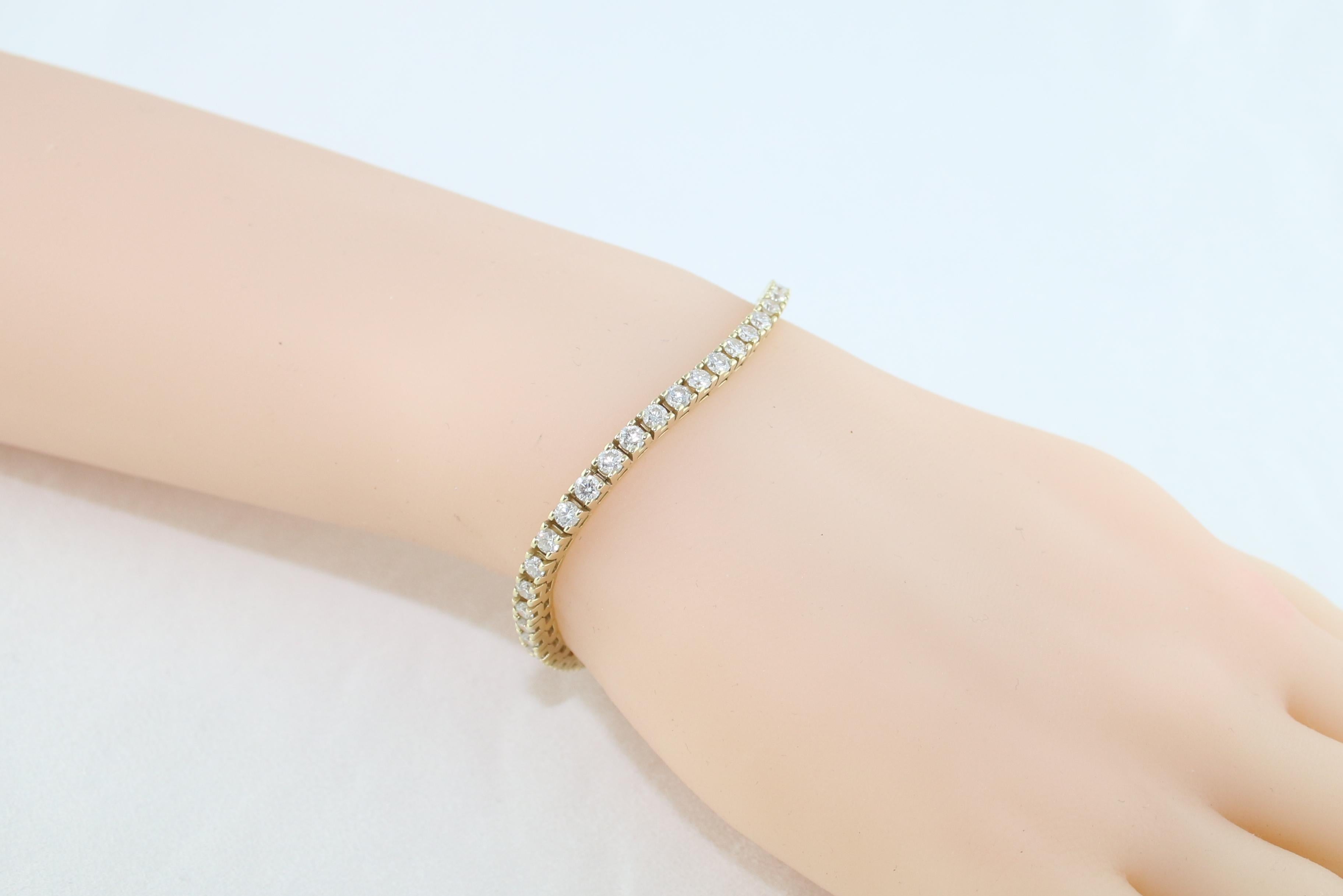 Taglio rotondo Bracciale Tennis in oro giallo con diamante da 4.70 carati in vendita