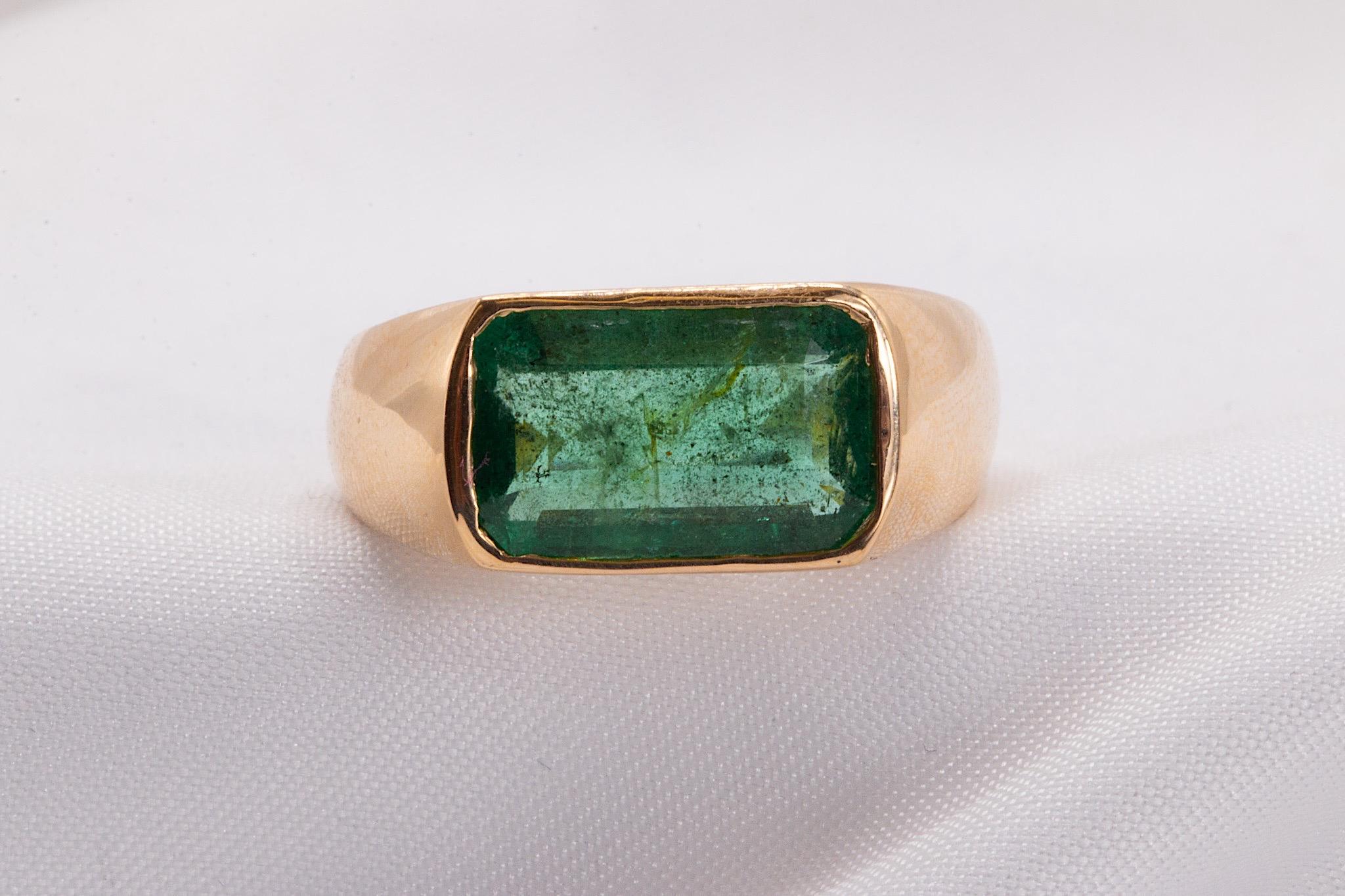 Questo bellissimo smeraldo verde scuro e vivido, del peso di 4,70 carati, è incastonato con orgoglio in un anello con castone fatto a mano. Lo smeraldo non è classificato, è naturale e misura 13,30 x 8,25 x 5,10 mm. La galleria è aperta ma l'anello