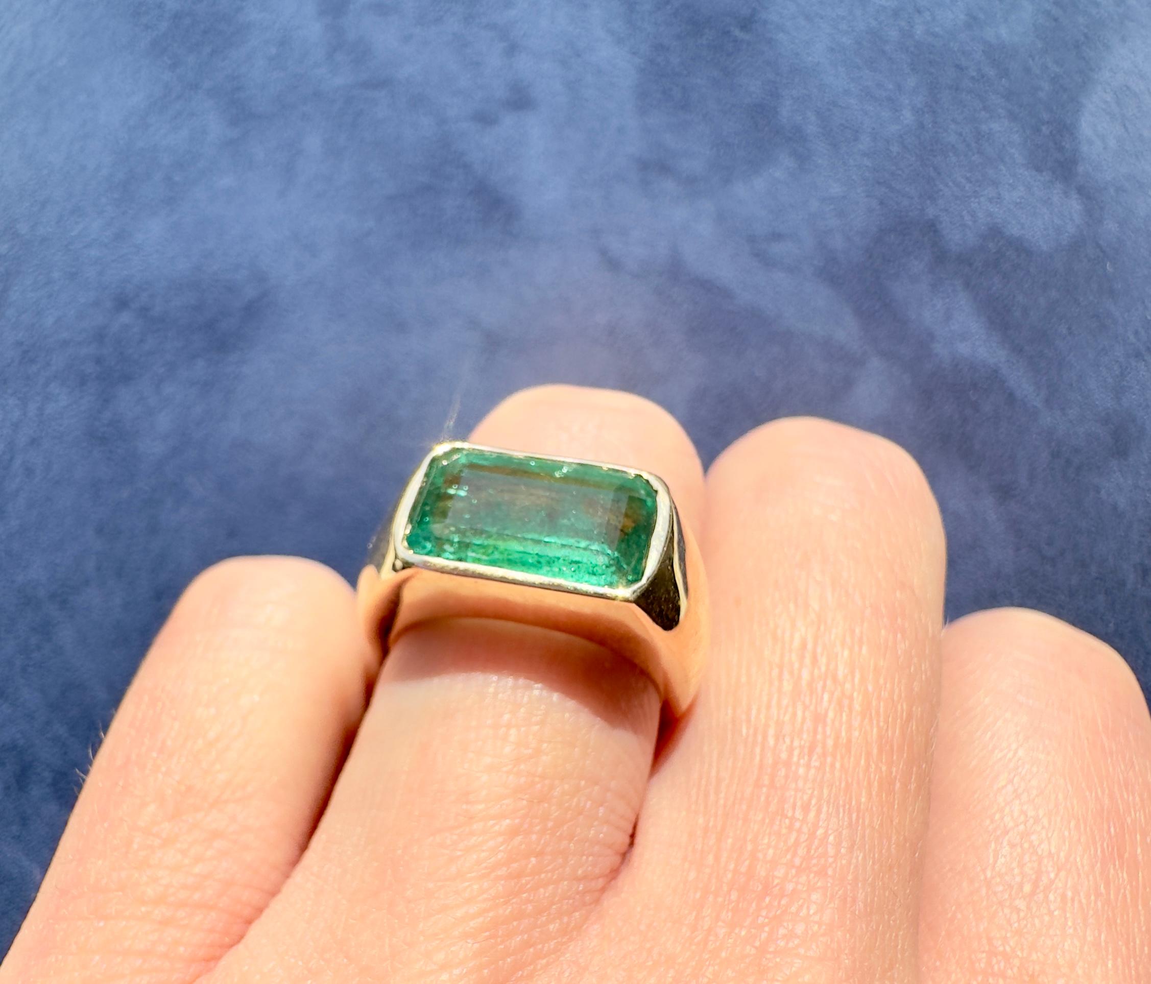 Taglio smeraldo Smeraldo da 4,70 carati in un anello in oro giallo 14 carati con stile firmato Hand Made in vendita