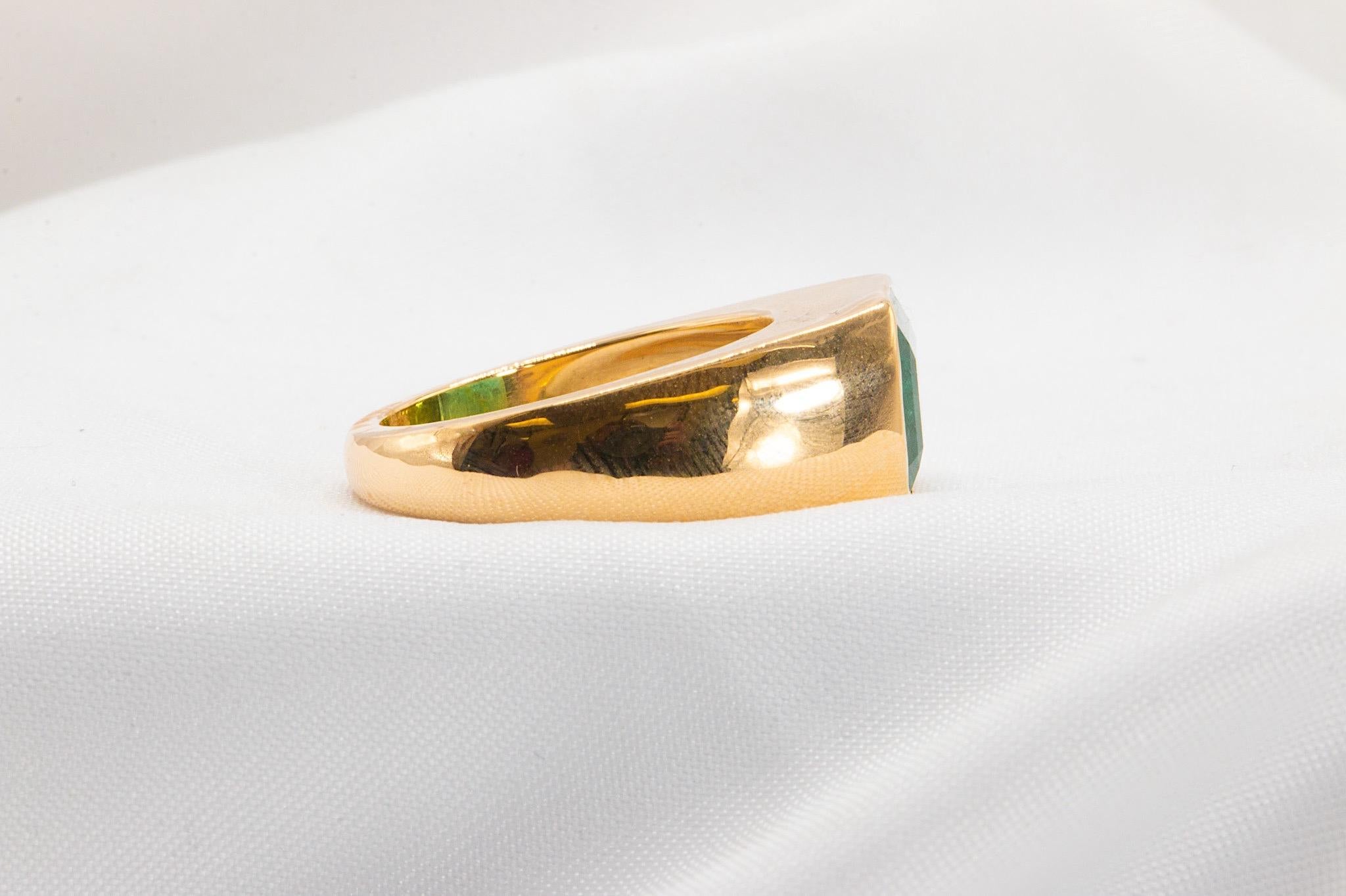 Smeraldo da 4,70 carati in un anello in oro giallo 14 carati con stile firmato Hand Made in vendita 1