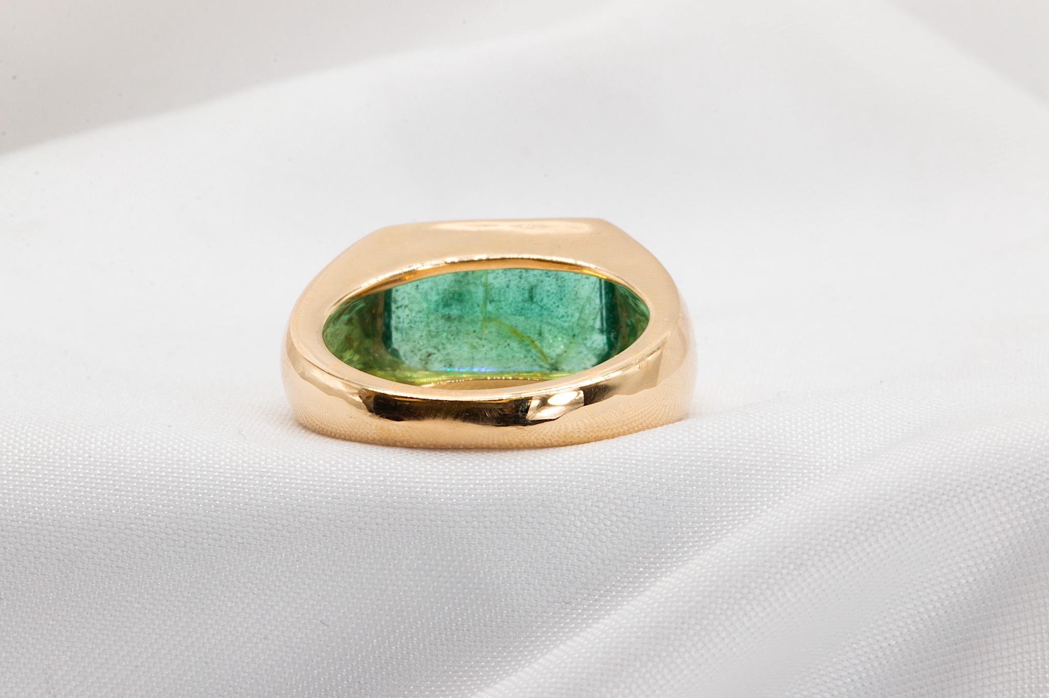 Smeraldo da 4,70 carati in un anello in oro giallo 14 carati con stile firmato Hand Made in vendita 2