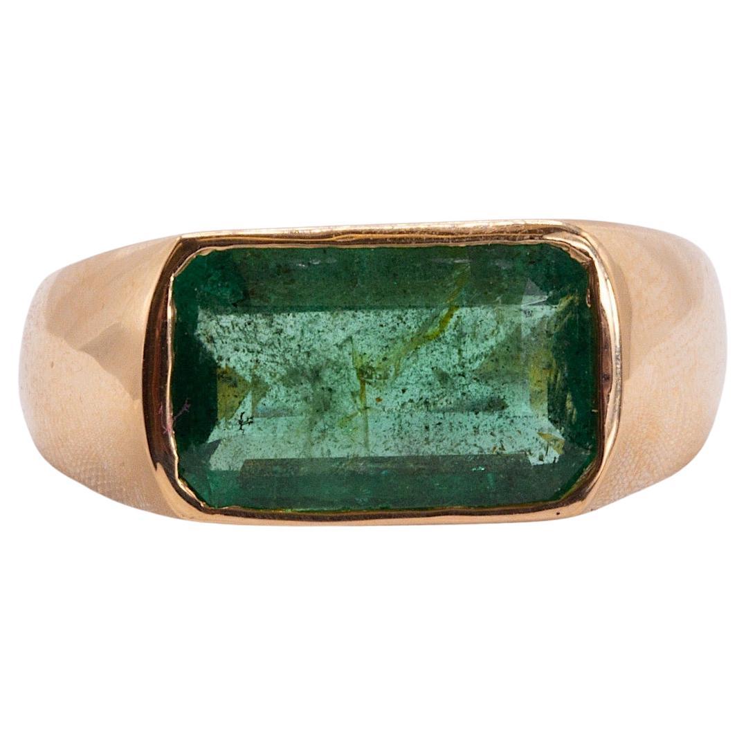4.70 Carat Emerald In Hand Made Signet-Style 14K Yellow Gold Ring (Émeraude en or jaune 14K)