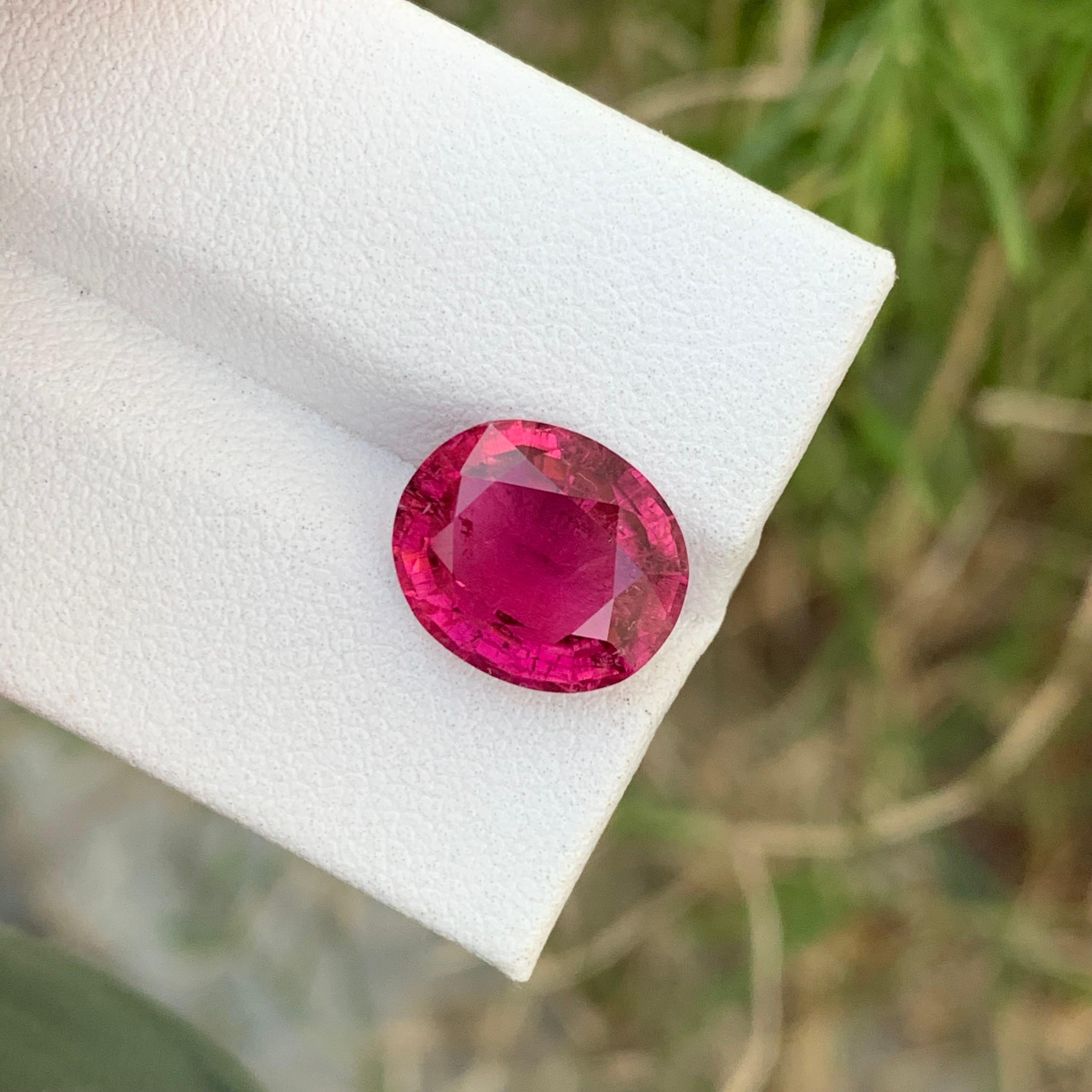 4.70 Carat Glamorous Loose Rubellite Tourmaline Oval Shape Gem For Jewellery  In New Condition For Sale In Peshawar, PK