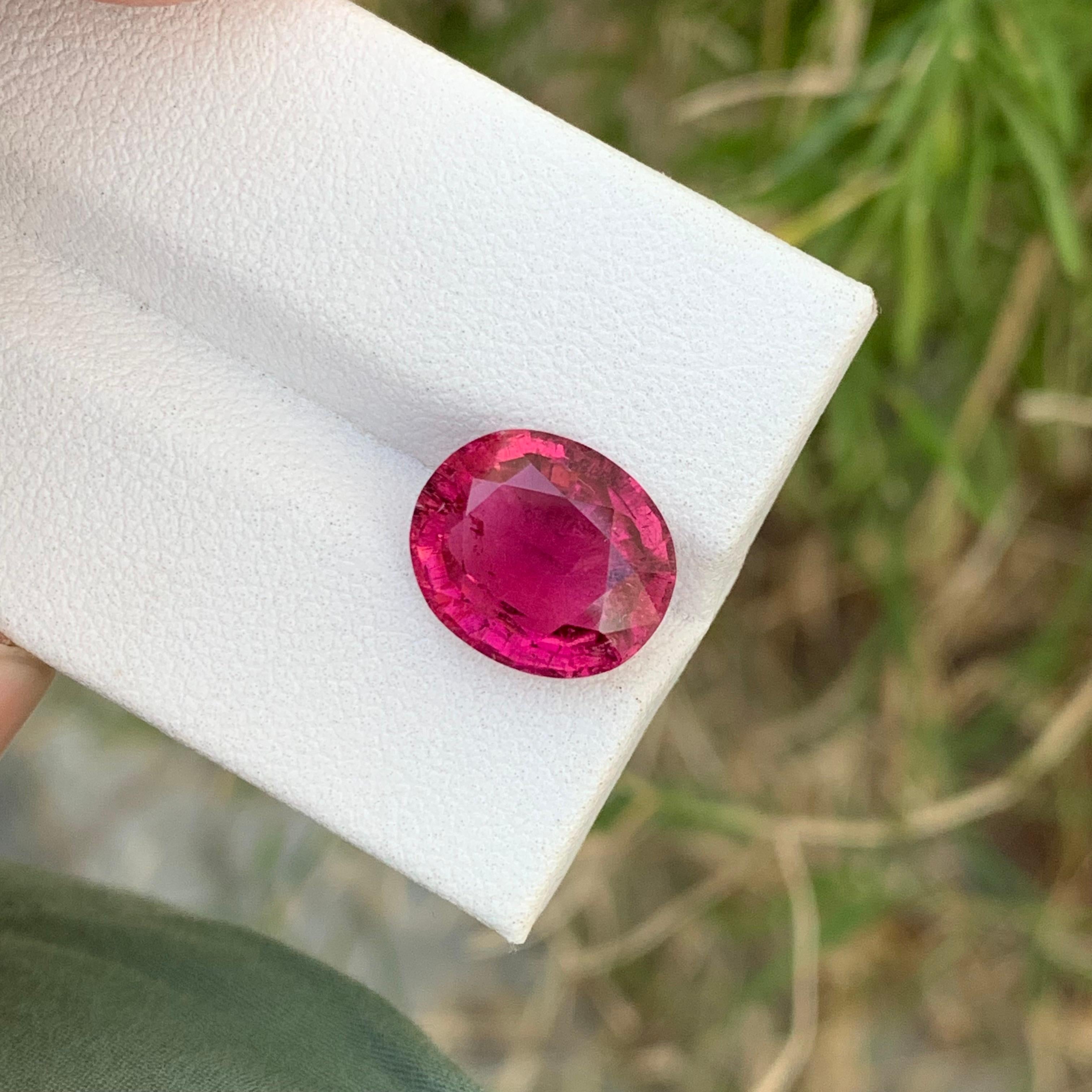 Women's or Men's 4.70 Carat Glamorous Loose Rubellite Tourmaline Oval Shape Gem For Jewellery  For Sale
