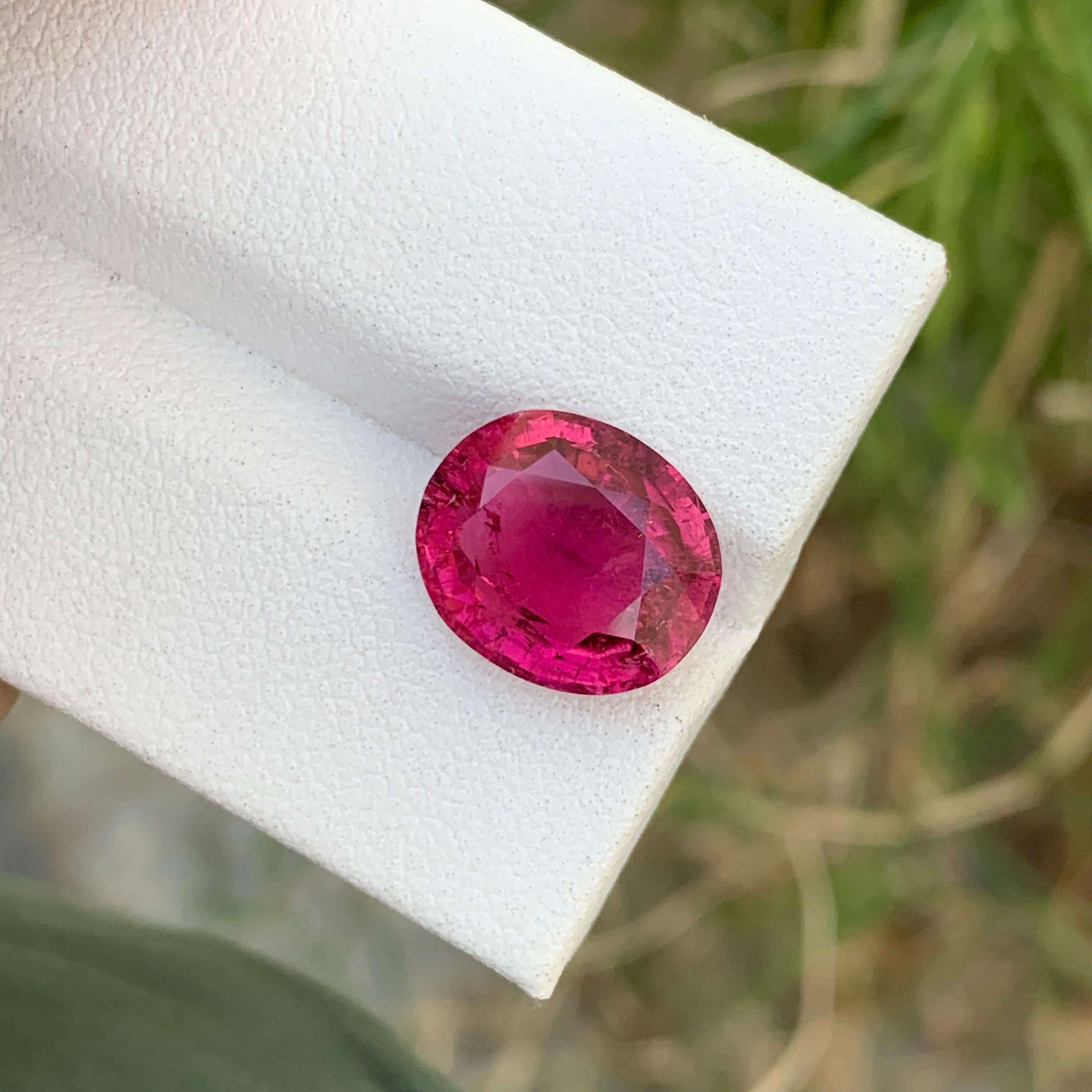 4.70 Carat Glamorous Loose Rubellite Tourmaline Oval Shape Gem For Jewellery  For Sale 1
