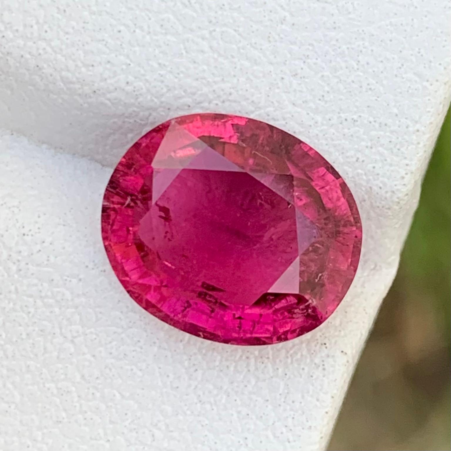4.70 Carat Glamorous Loose Rubellite Tourmaline Oval Shape Gem For Jewellery  For Sale 2