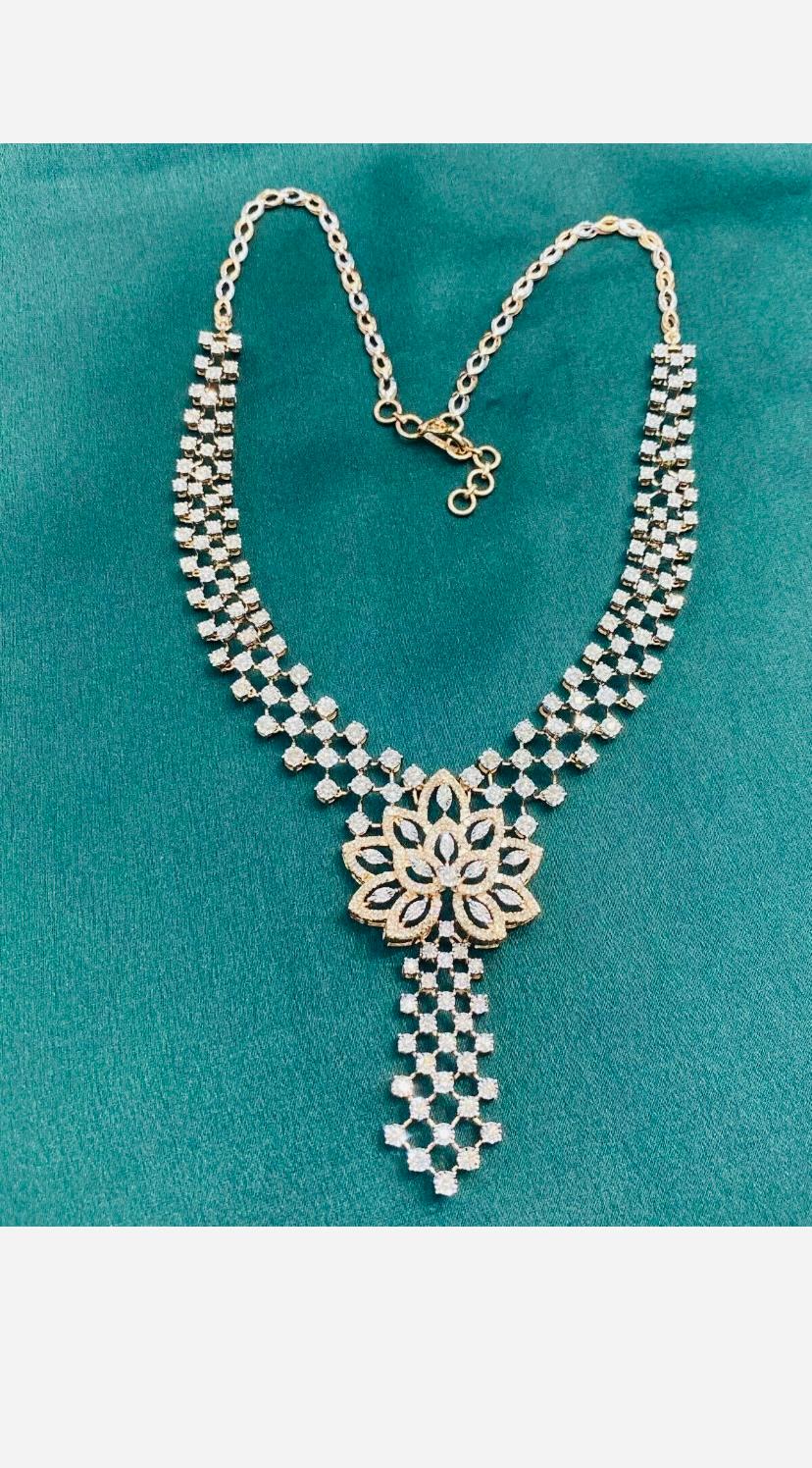 Collana in oro con fiori di diamanti naturali da 4,70 carati in vendita 5