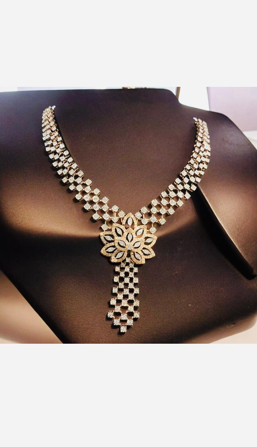 Taglio rotondo Collana in oro con fiori di diamanti naturali da 4,70 carati in vendita