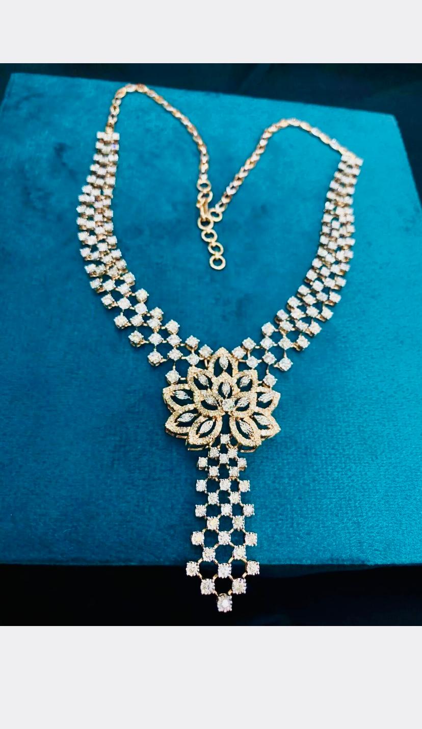 Collana in oro con fiori di diamanti naturali da 4,70 carati In condizioni Nuovo in vendita a Massafra, IT