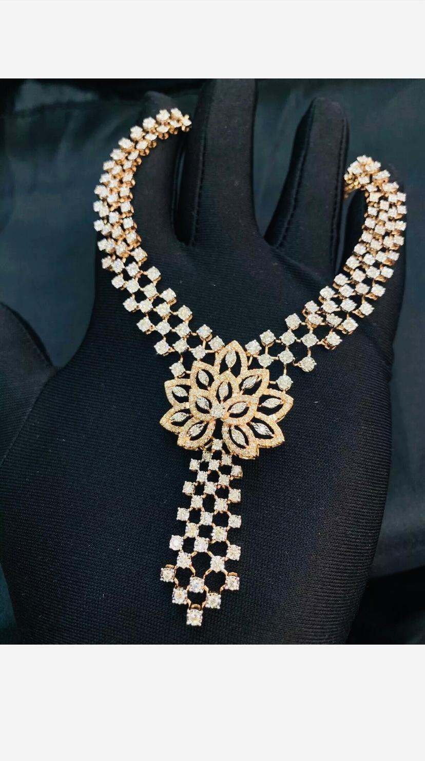 Donna Collana in oro con fiori di diamanti naturali da 4,70 carati in vendita