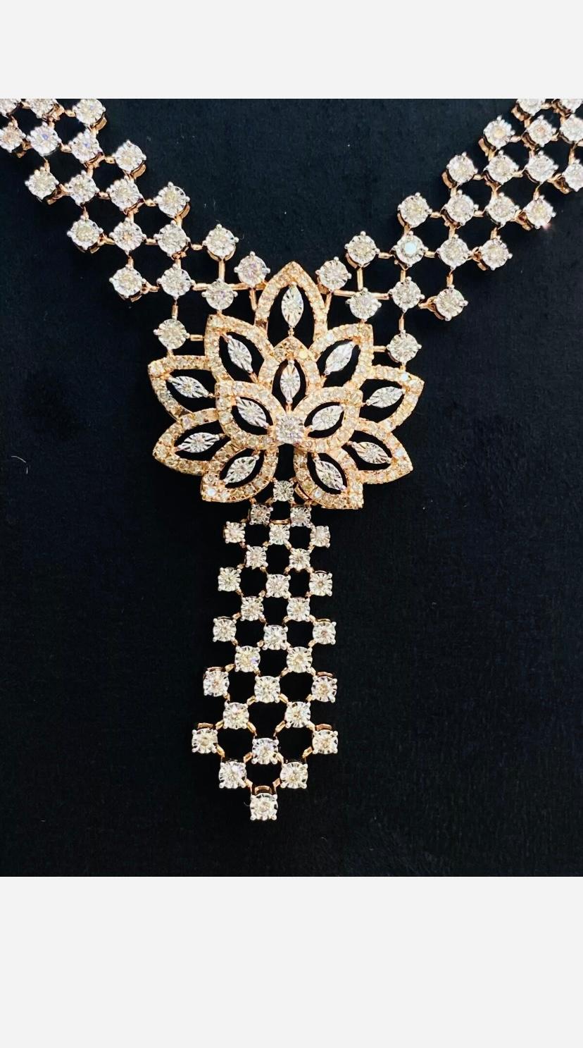 Collana in oro con fiori di diamanti naturali da 4,70 carati in vendita 1