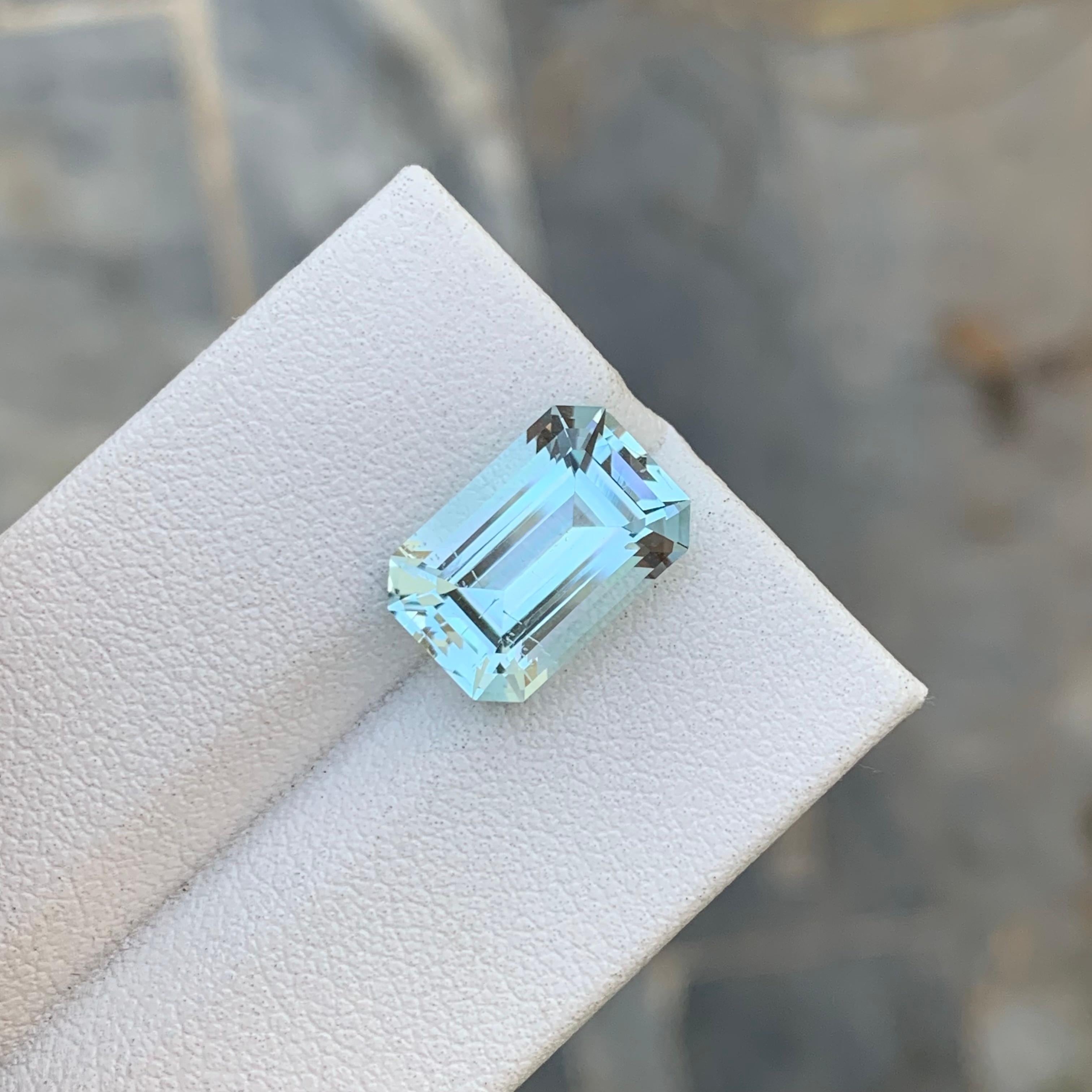 Arts and Crafts 4.70 Carat Natural Loose Aquamarine Emerald Shape Gem For Jewellery Making  For Sale