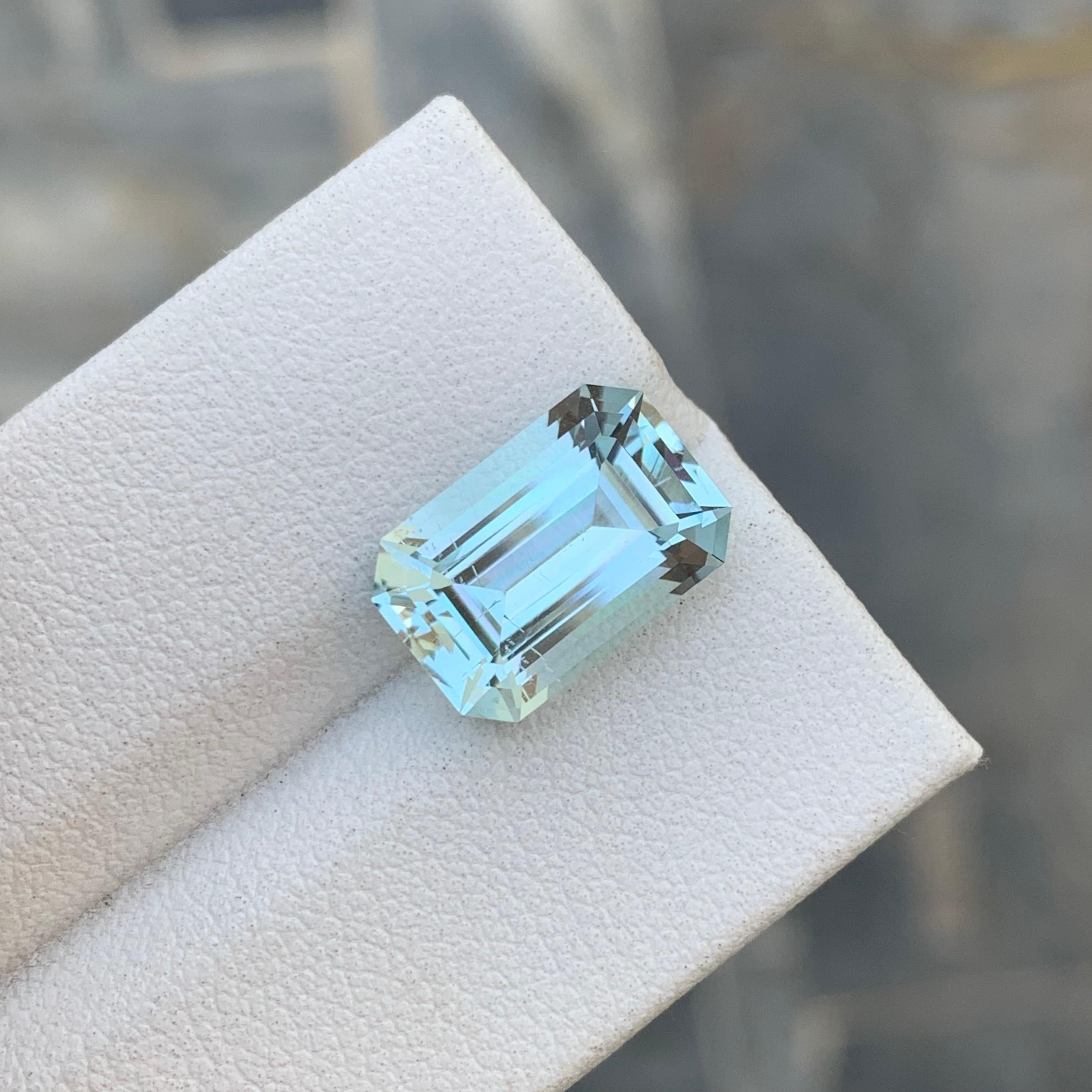Women's or Men's 4.70 Carat Natural Loose Aquamarine Emerald Shape Gem For Jewellery Making  For Sale