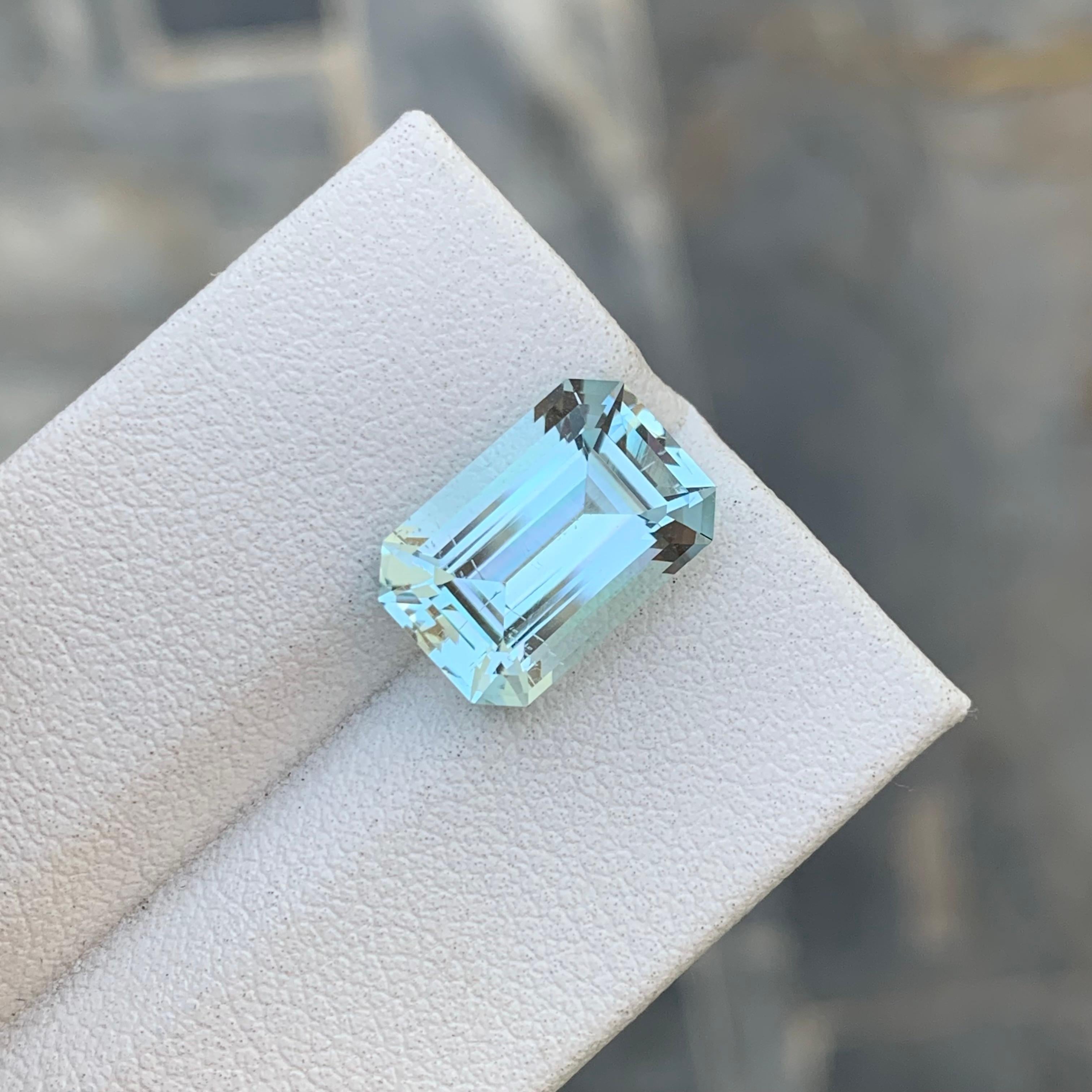 4.70 Carat Natural Loose Aquamarine Emerald Shape Gem For Jewellery Making  For Sale 1