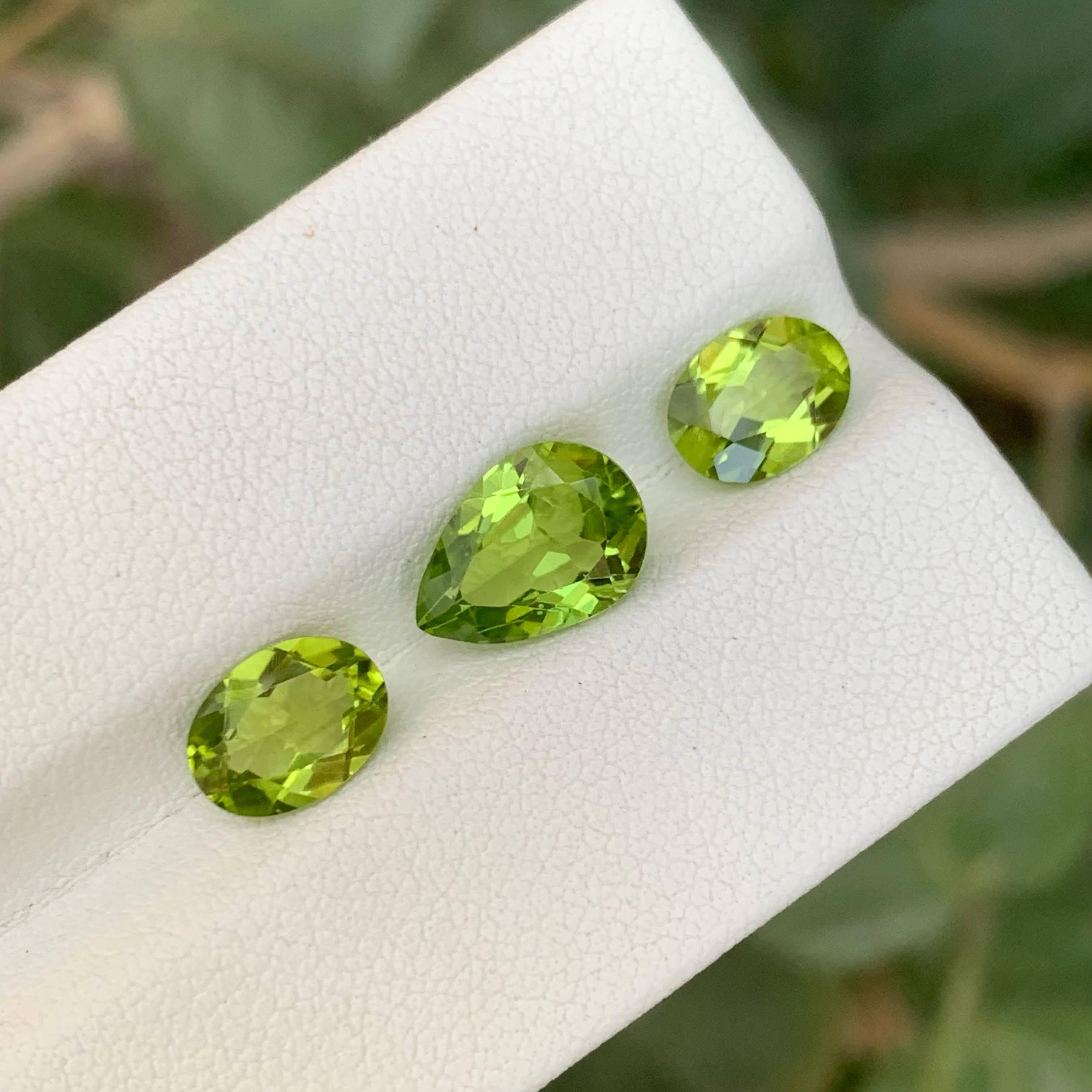 4.70 Carat Natural Loose Green Peridot Stone Set Pakistani Gemstones (pierres précieuses pakistanaises) en vente 4