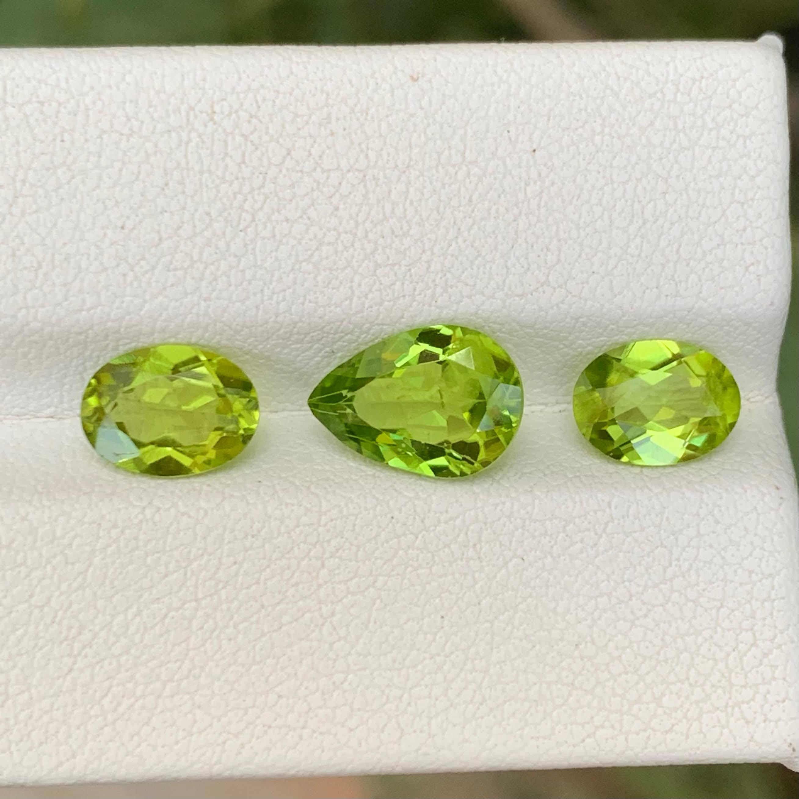 Poids 4,70 carats 
Pièce 3
Traitement Aucun 
Origine : Pakistan 
Clarté VVS 
Forme Coupe Mélange Coupe 





Cette parure de péridots de 4,70 carats en provenance du Pakistan présente une sélection de pierres vertes vibrantes magnifiquement