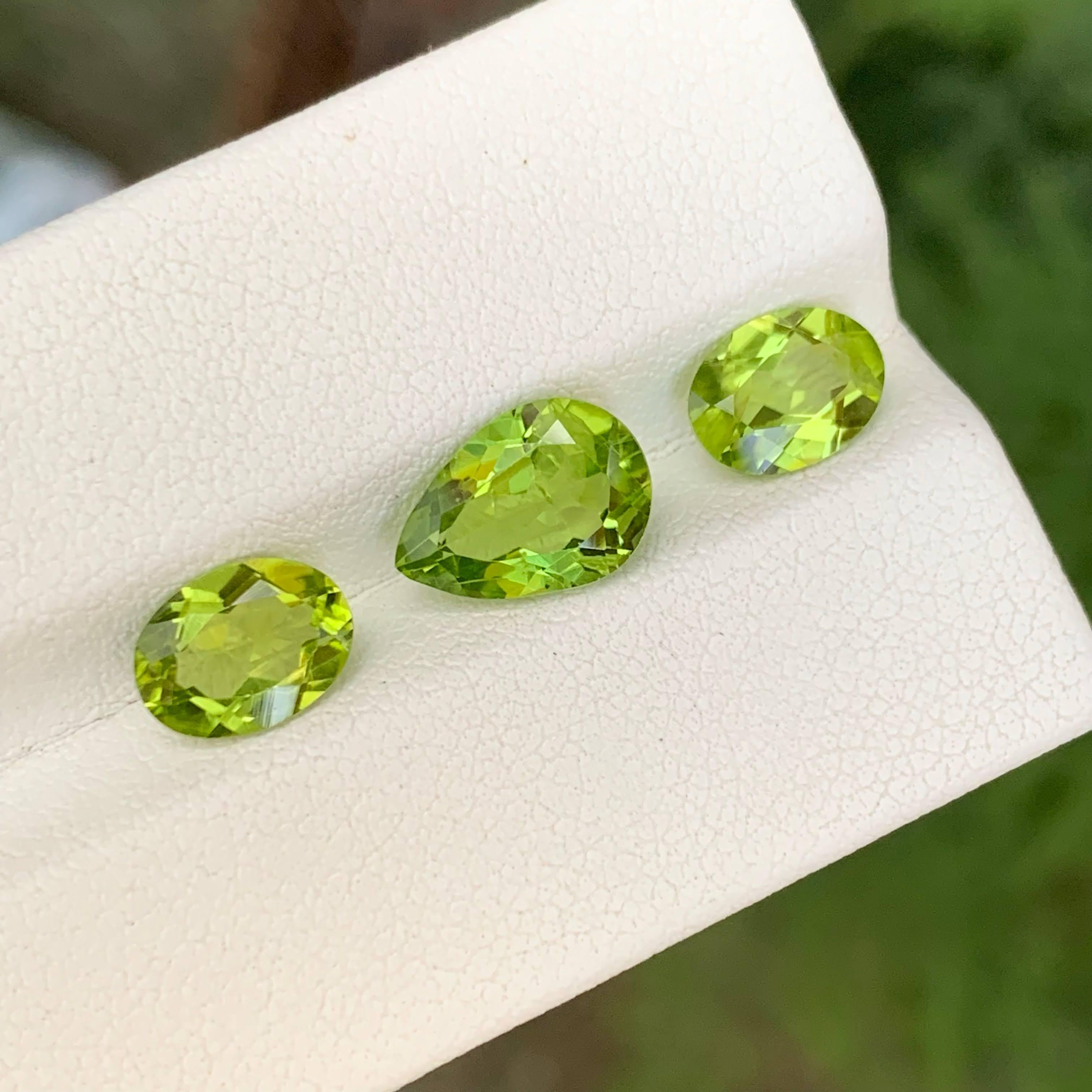 Moderne 4.70 Carat Natural Loose Green Peridot Stone Set Pakistani Gemstones (pierres précieuses pakistanaises) en vente