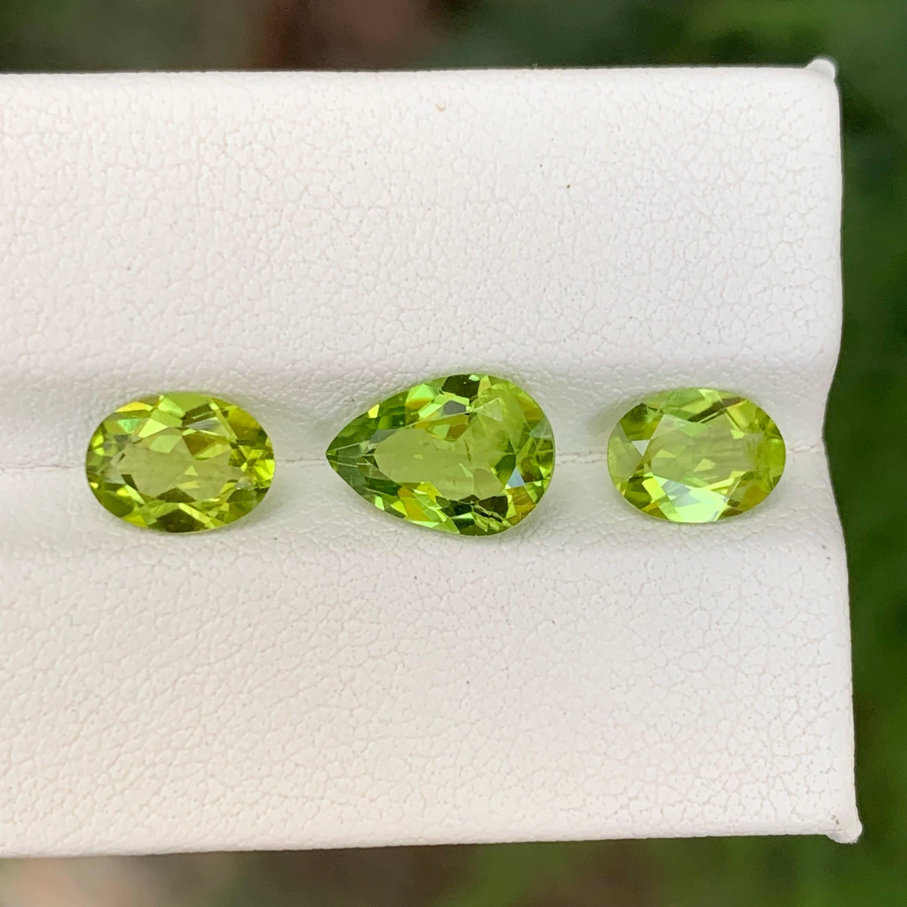 4.70 Carat Natural Loose Green Peridot Stone Set Pakistani Gemstones (pierres précieuses pakistanaises) Neuf - En vente à Bangkok, TH
