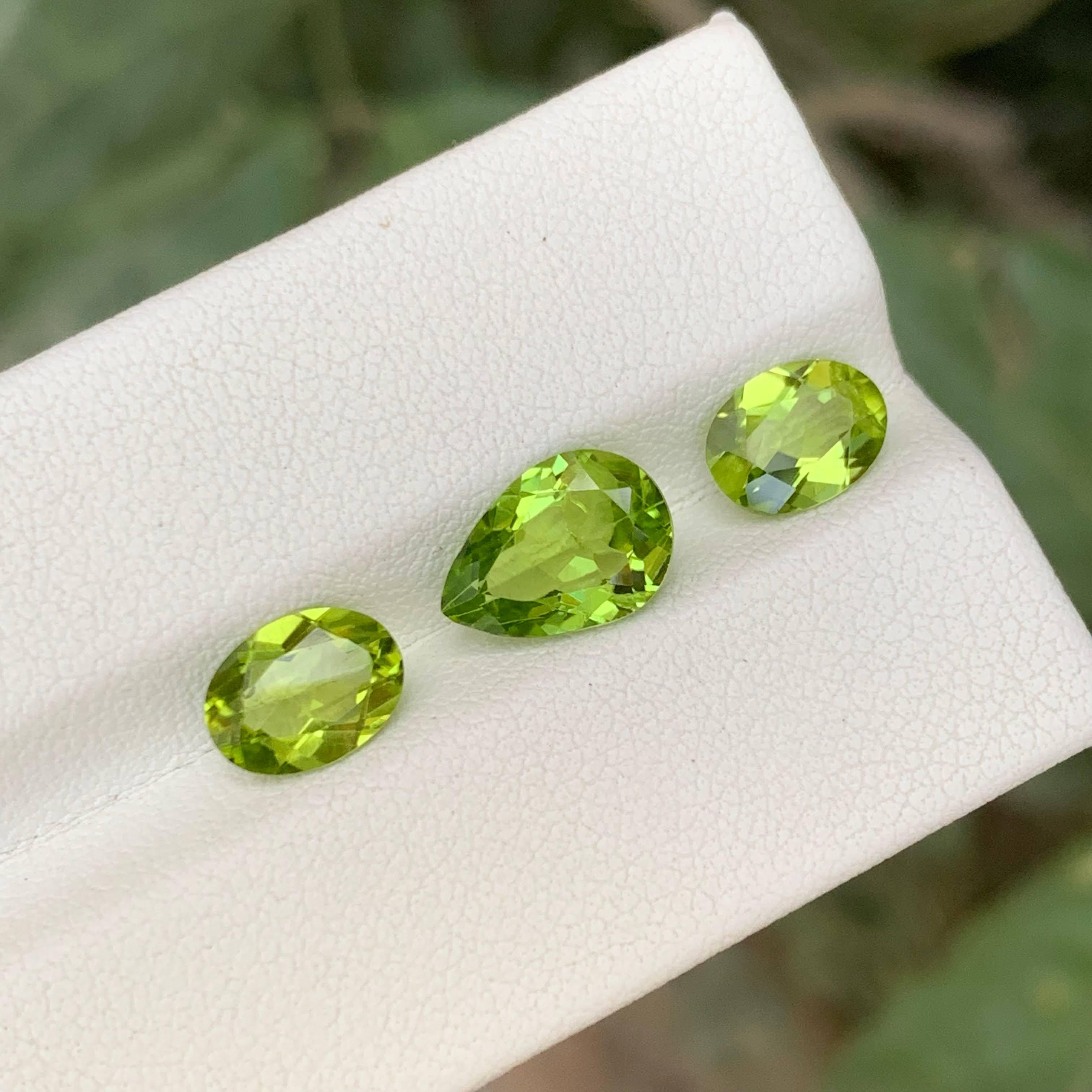 4.70 Carat Natural Loose Green Peridot Stone Set Pakistani Gemstones (pierres précieuses pakistanaises) Unisexe en vente