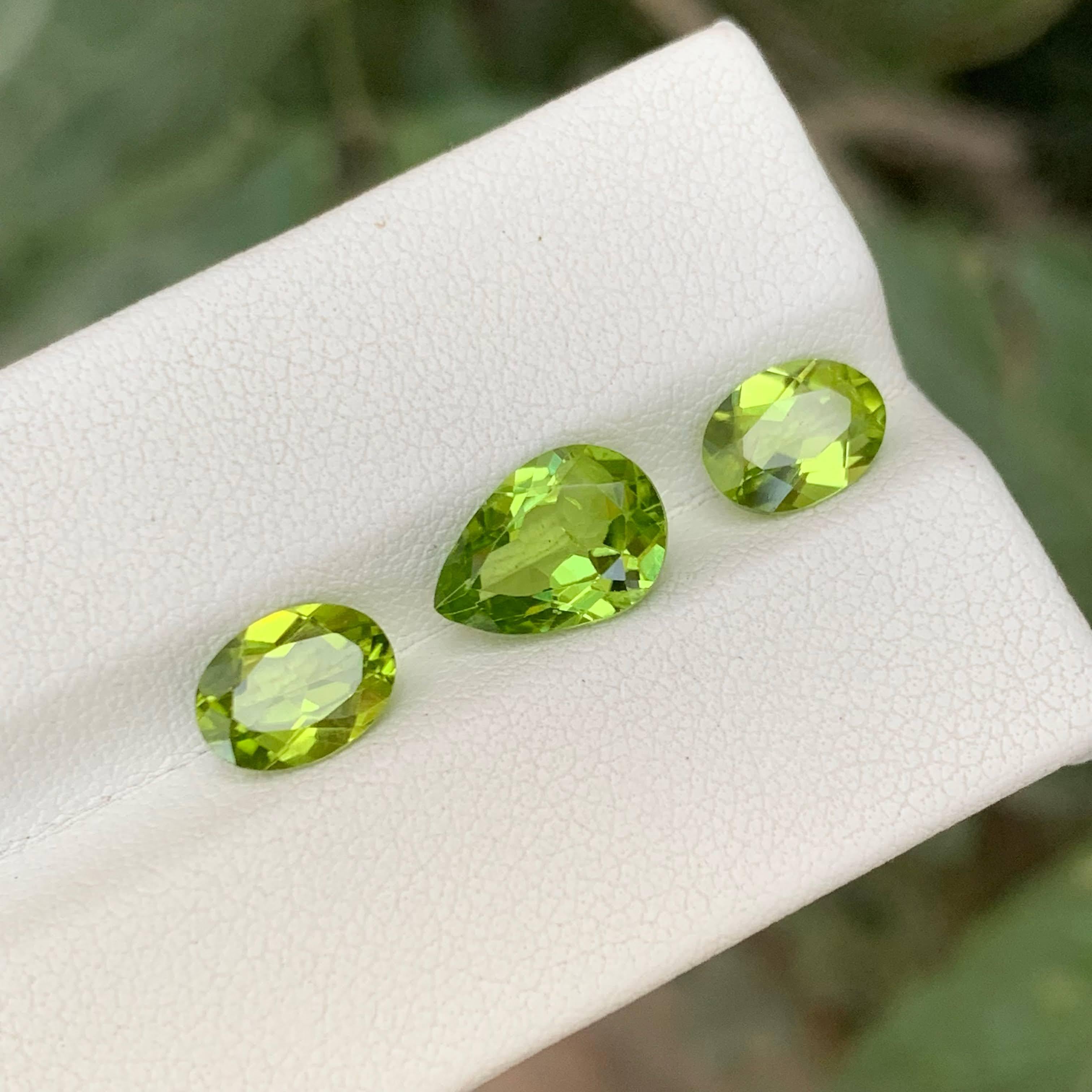 4.70 Carat Natural Loose Green Peridot Stone Set Pakistani Gemstones (pierres précieuses pakistanaises) en vente 1